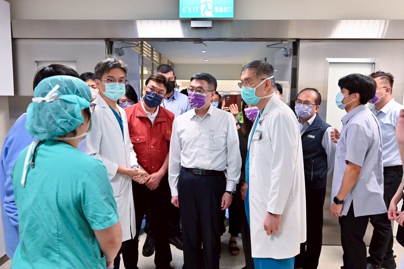 行政院長卓榮泰晚間至醫院探視三峽重大車禍的傷者。(圖/行政院提供)