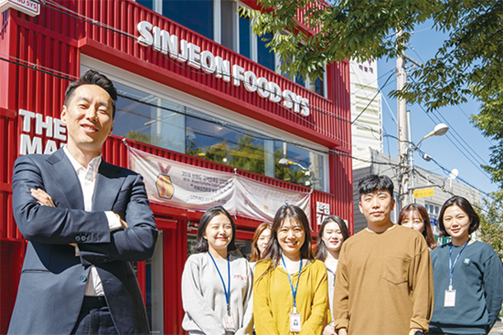 神殿辣炒年糕代表河成鎬（左）今年才48歲，隨後證實河敏基是他的姪子並非親孫。翻攝每日經濟