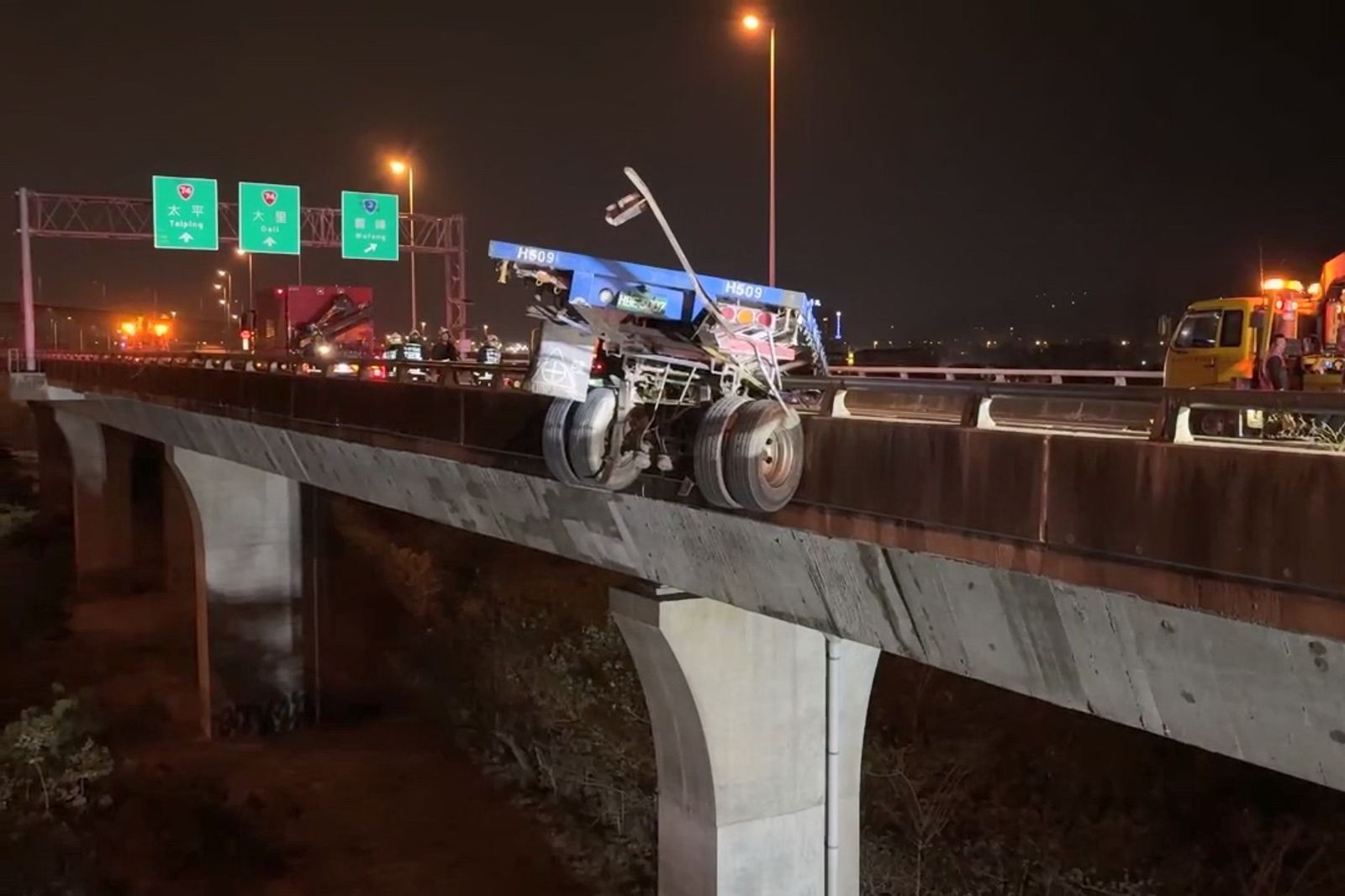 拖板車車體斷裂，卡在國道匝道高架橋護欄上。民眾提供