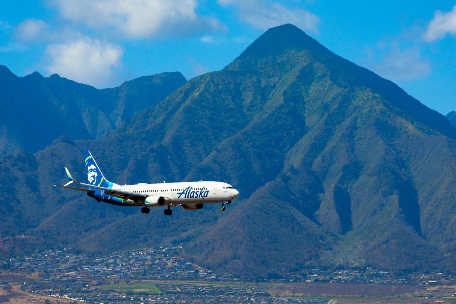 「隱形的人想接管飛機」！乘客暴走「高空中想開艙門」…登機時詭異行動曝光