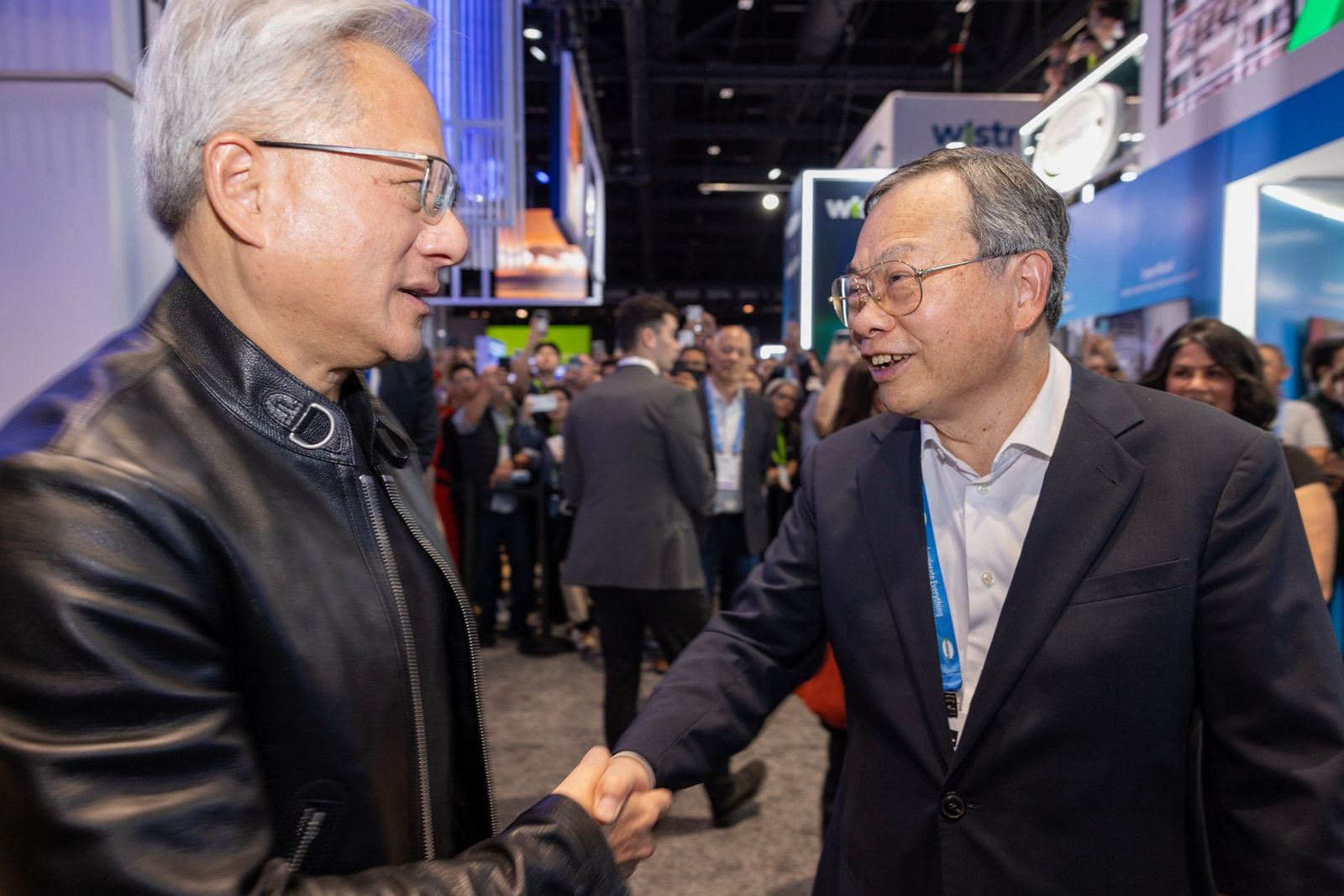 黃仁勳麻吉公司又出事!美超微高層涉轉賣AI伺服器給中國遭起訴 盤後暴跌