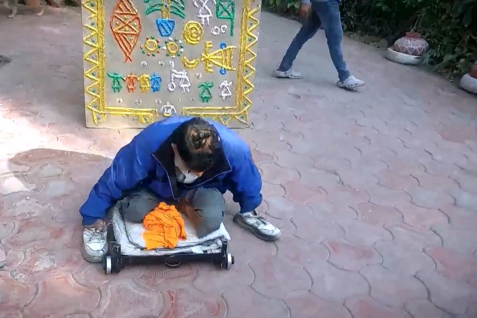 身障男手當腳「推滑板乞討」！每天只賺344元…一查驚見「有3房2車」還放高利貸