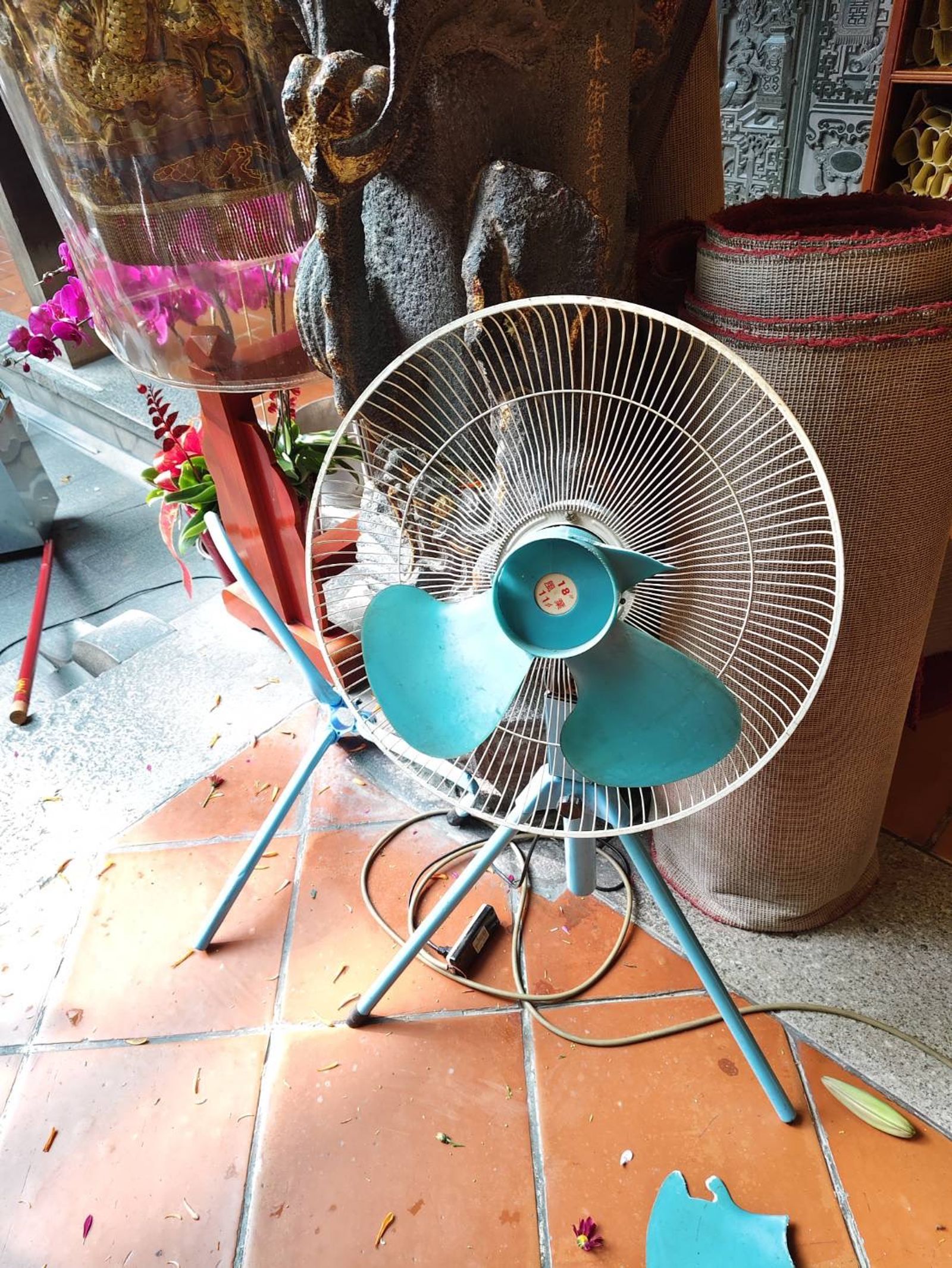 張姓男子闖入台中萬和宮還砸毀物品,電風扇嚴重破損。台中市議員何文海提供