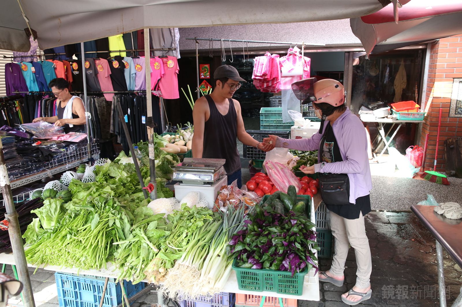 颱風來要囤啥?菜販曝「必買3蔬菜」:料理多又耐放 下周恐更貴…各大賣場優惠一次看