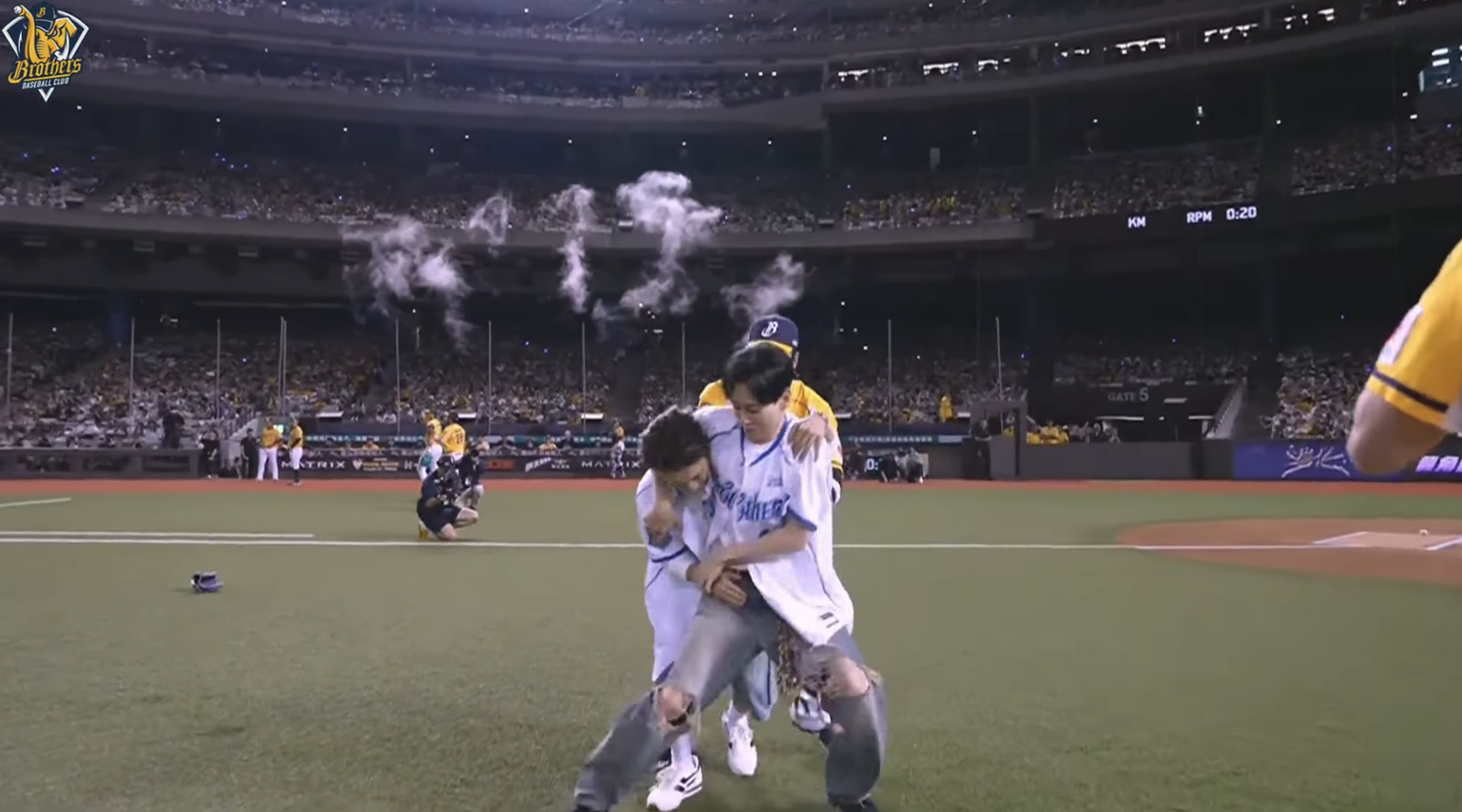 有片／SJ-D&E登大巨蛋開球　東海投觸身球「銀赫衝上前打起來」