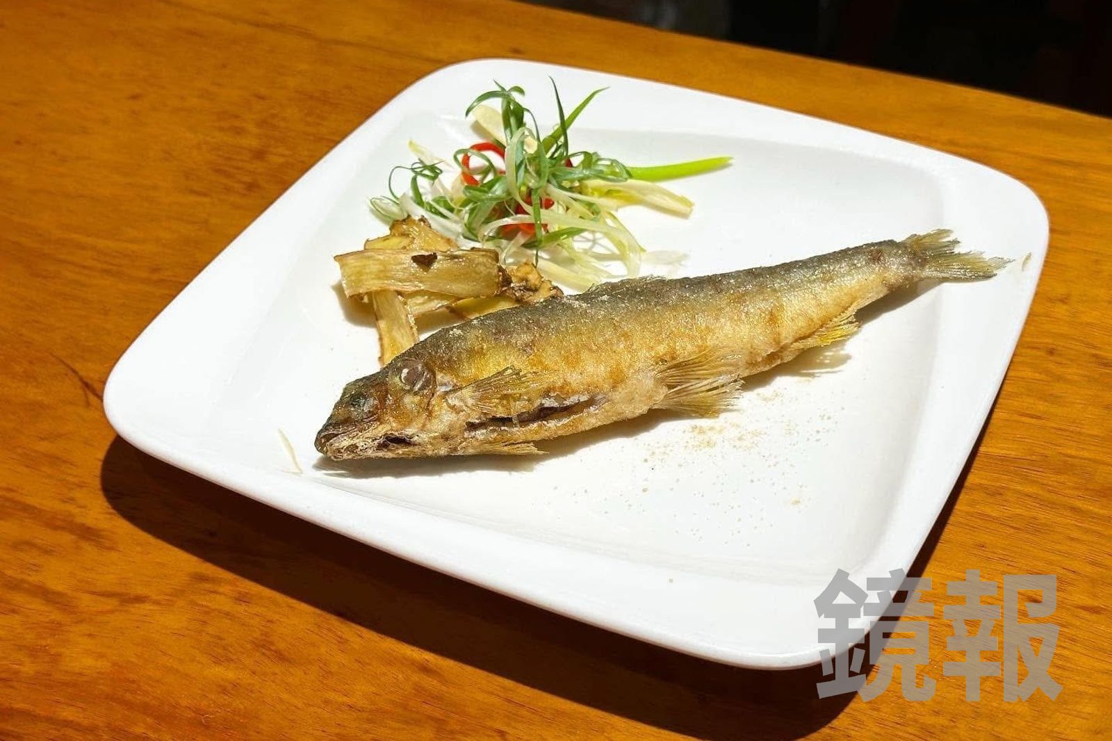 平日限定的「乾煎茶油香魚」皮酥肉嫩。(180元/份)