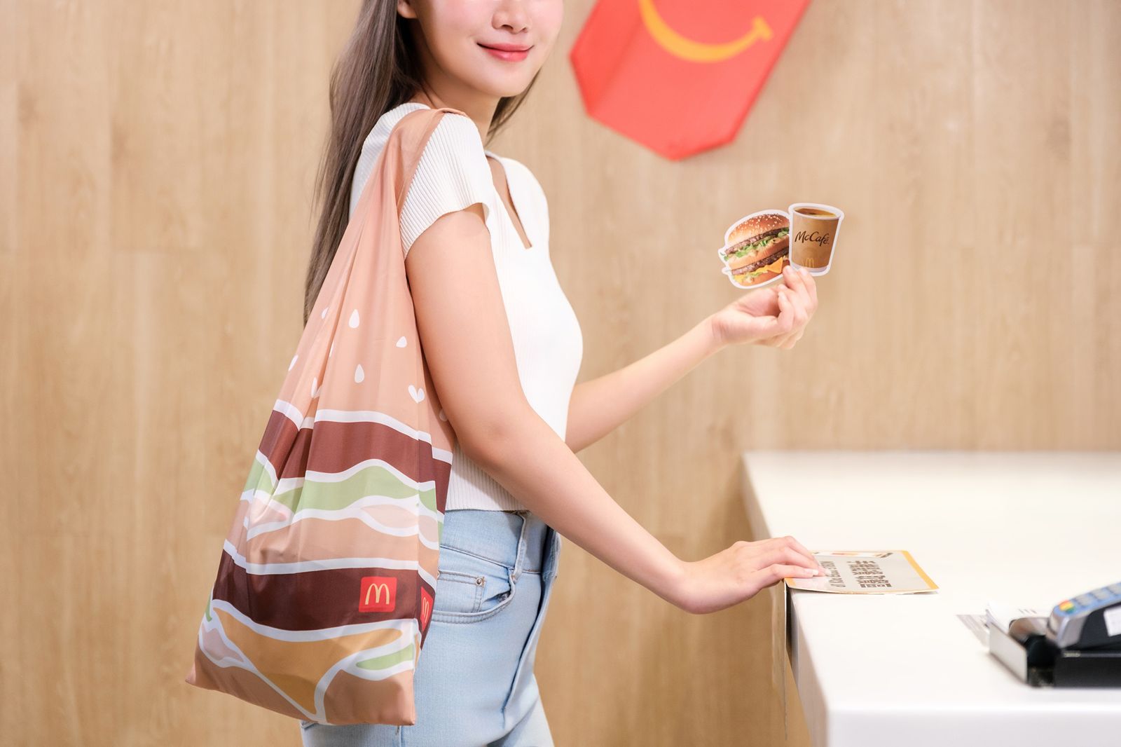 每校前50位首捐者，還能再多拿一個限量「熱血行動環保袋」和一張「金選美式咖啡貴賓券」。（麥當勞供圖）