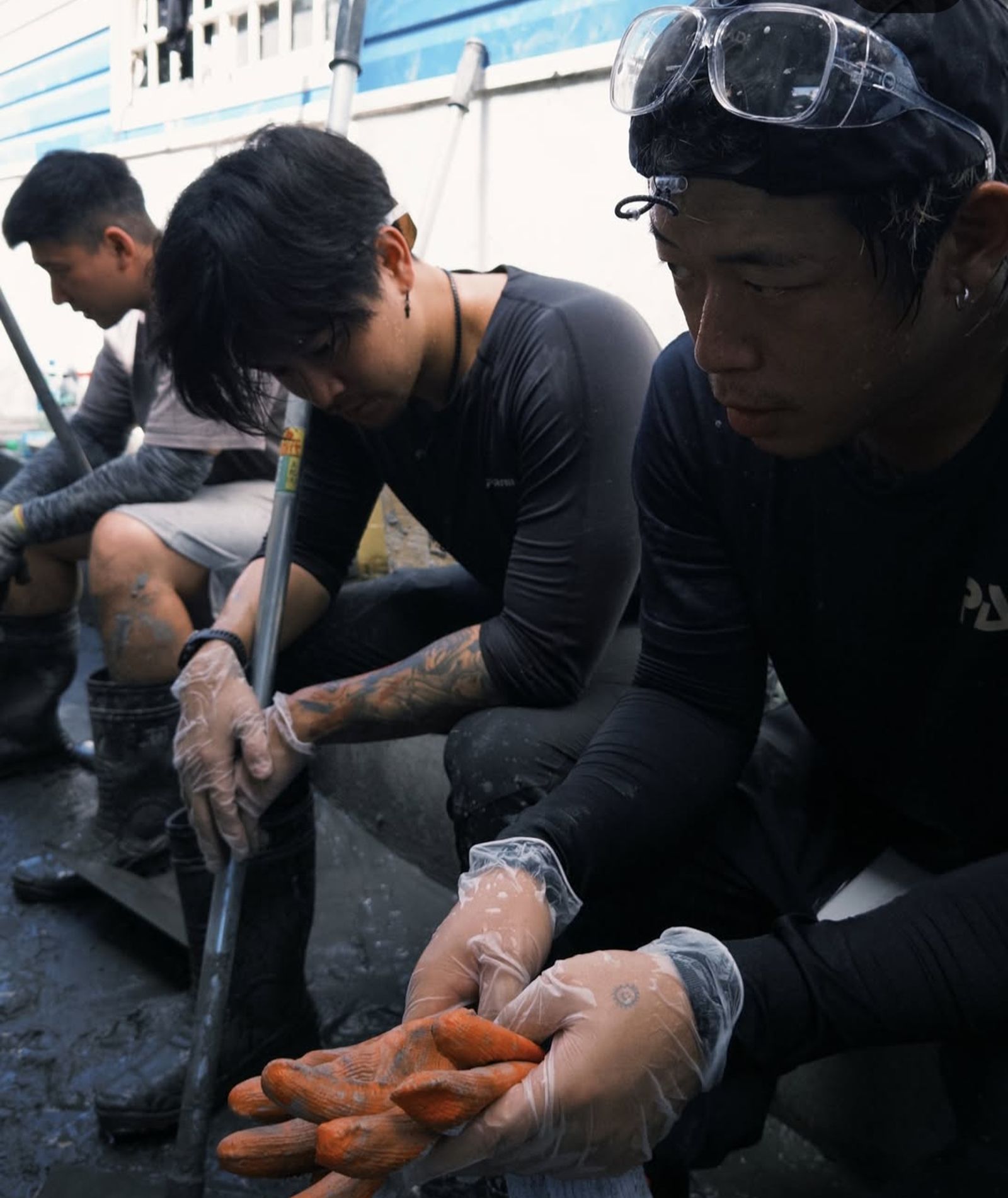健志（右起）及高爾宣等友人幫忙救災相當耗費體力。翻攝Mia IG