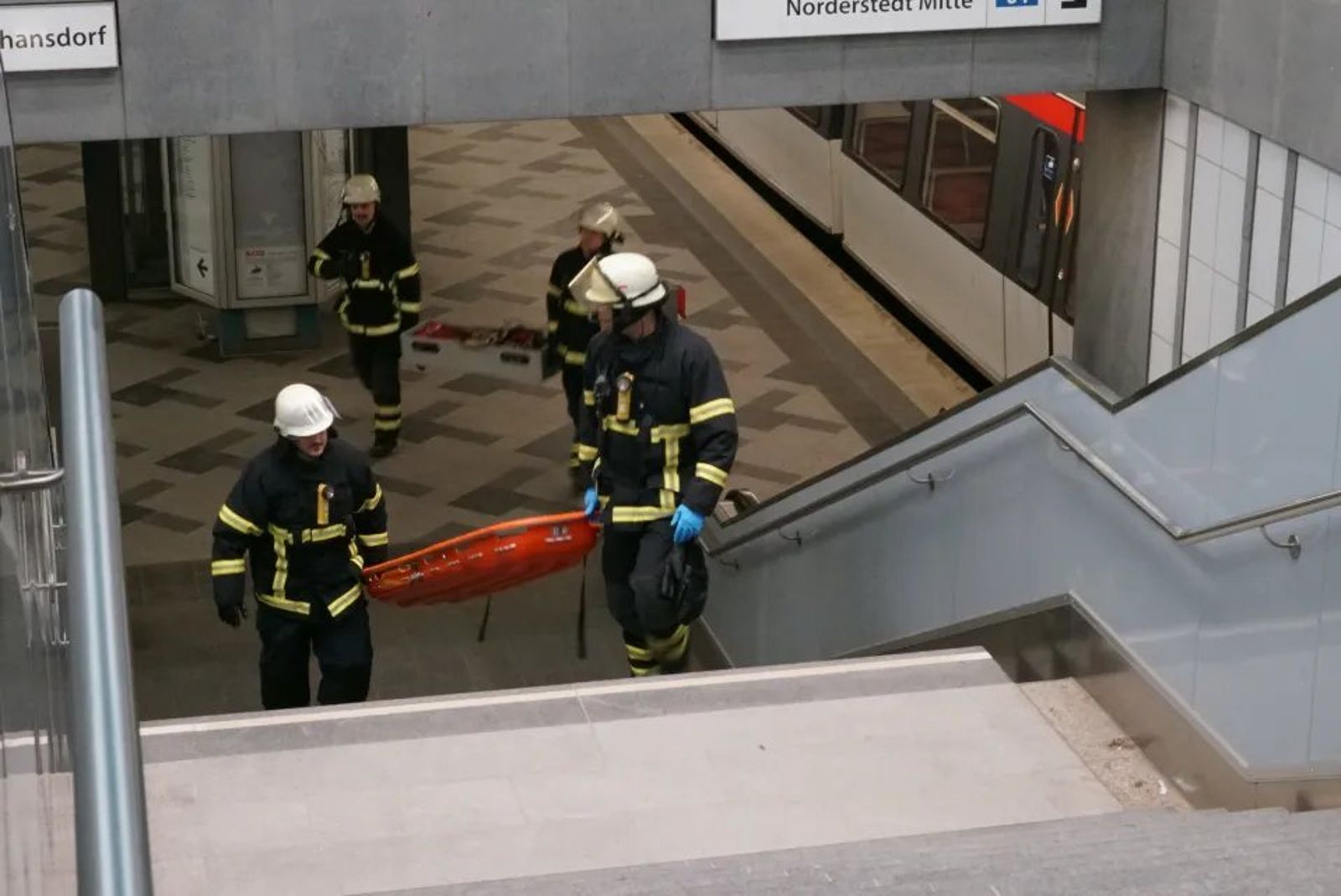 難民搭地鐵「拖18歲陌生少女跳軌」遭列車撞亡！生前詭喊：我要帶你一起走