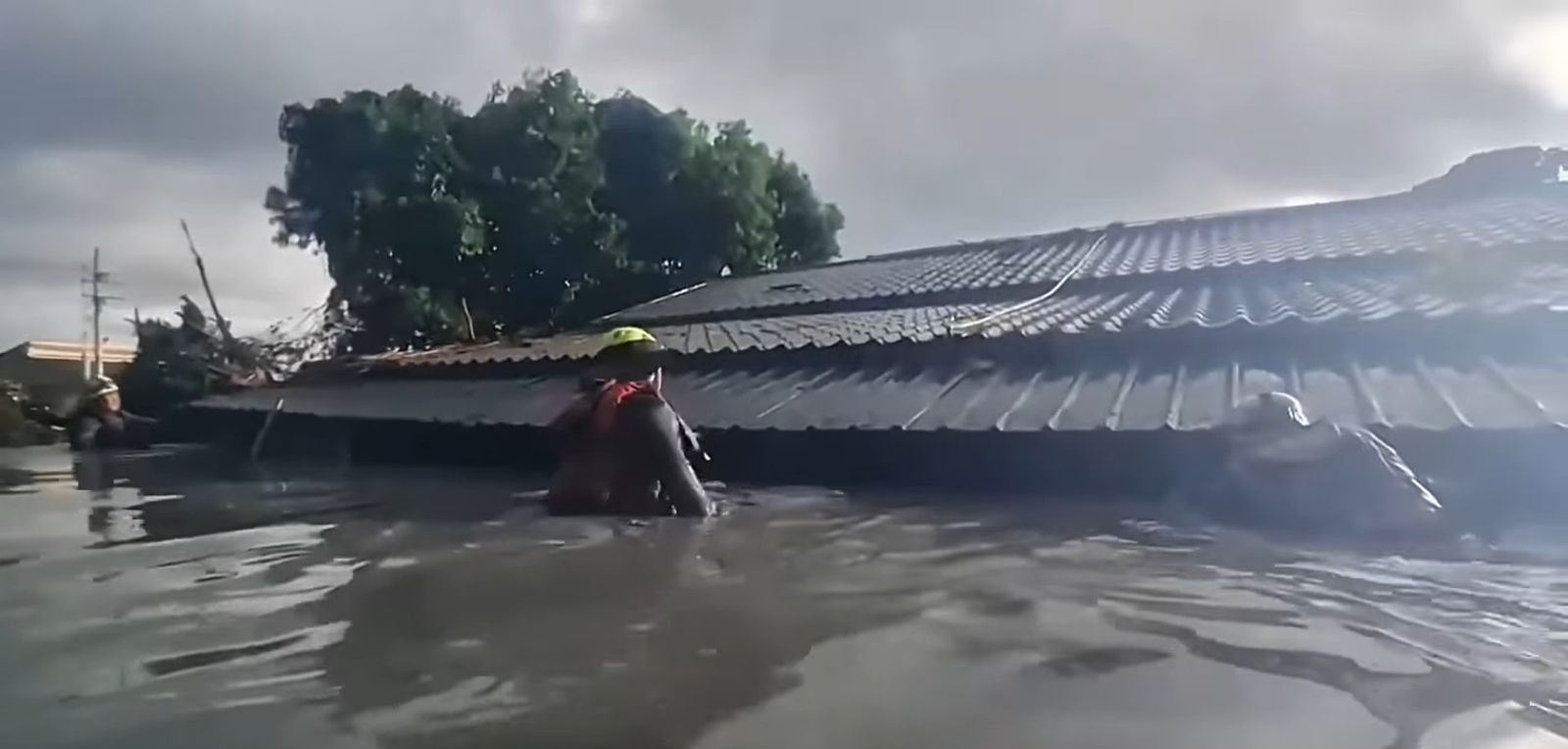 災區水高及胸。圖/翻攝自YouTube/ 周春米RiceChou