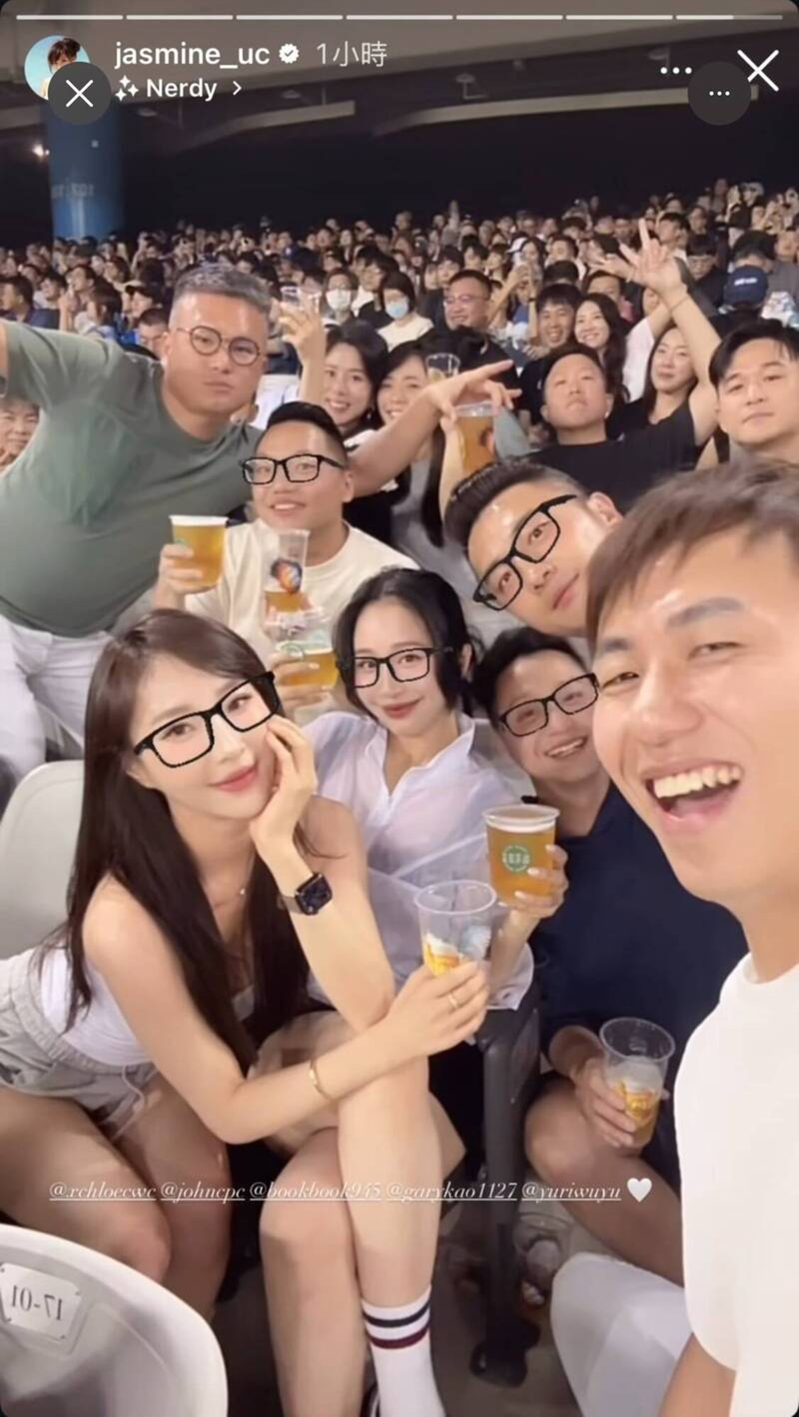 陳瑀希和友人在球場邊喝酒喧嘩。翻攝IG@jasmine_uc