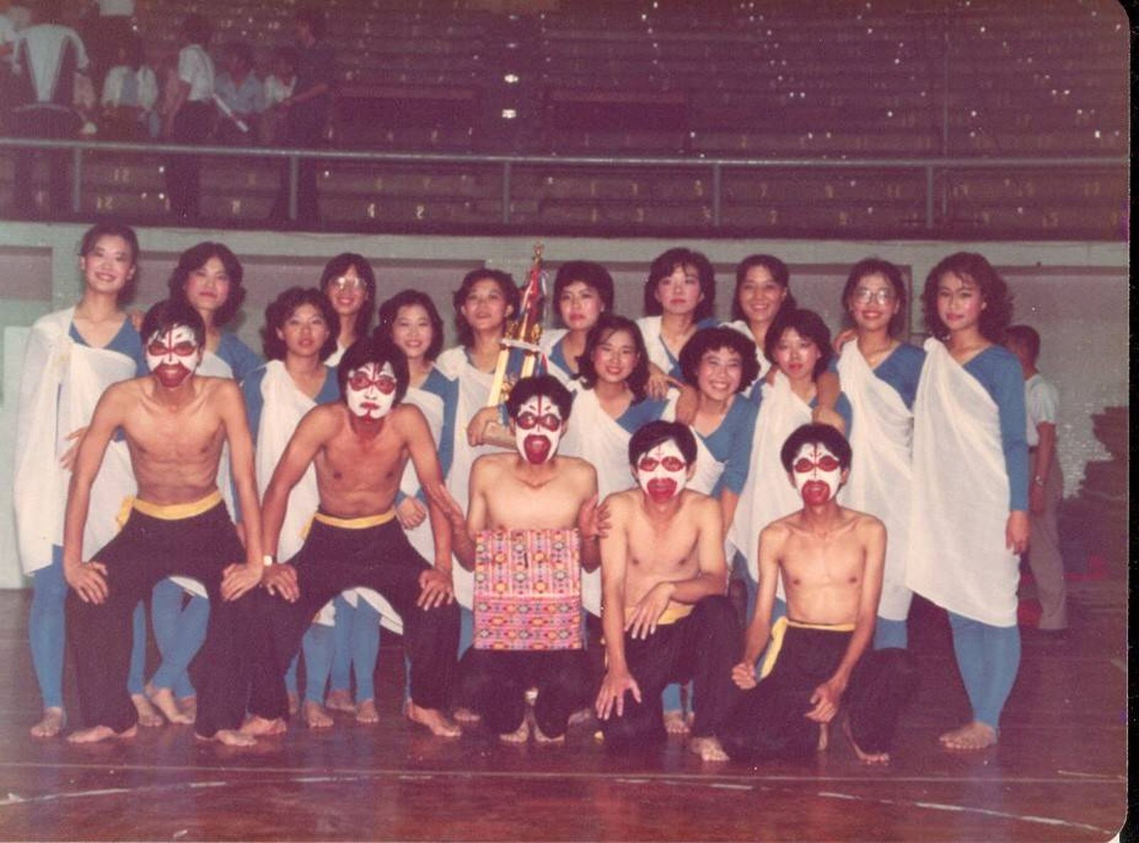 小彤（抱獎盃者）大學帶領系上同學贏得全校舞蹈比賽冠軍。馬可孛羅公關提供