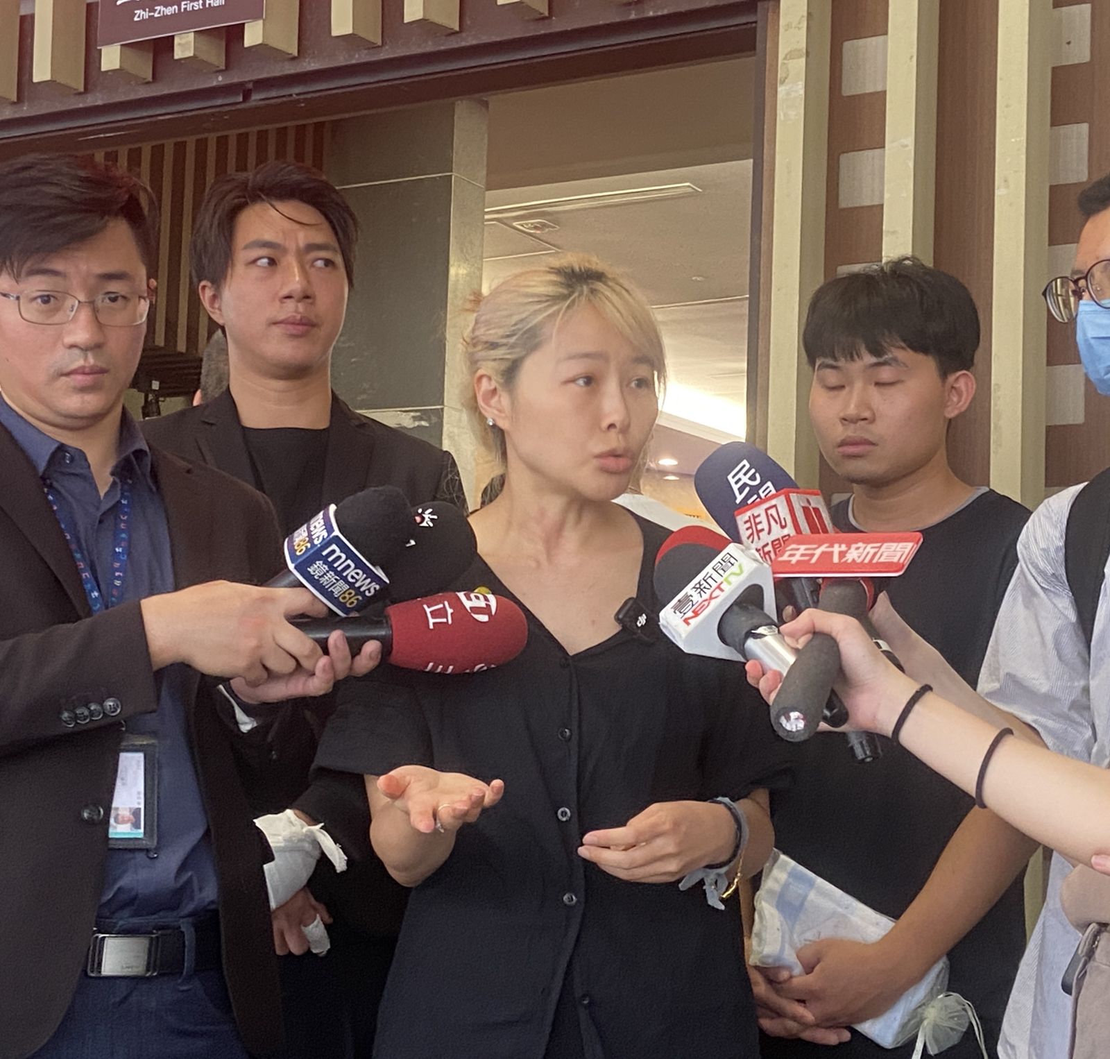 蔡媽媽強忍悲痛送寶貝女兒最後一程。顏凱勗攝