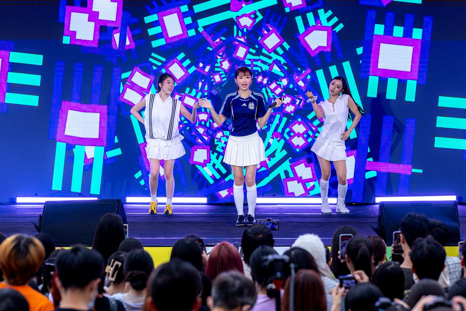 25歲女星開唱「男友現身台下放閃」!德國長大卻成足球「反指標」買運彩「戰績公開」