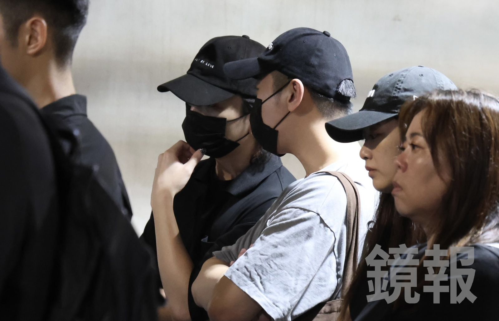 邱鋒澤(左)、小賴(中)在追思會上。吳昕蓓拍攝
