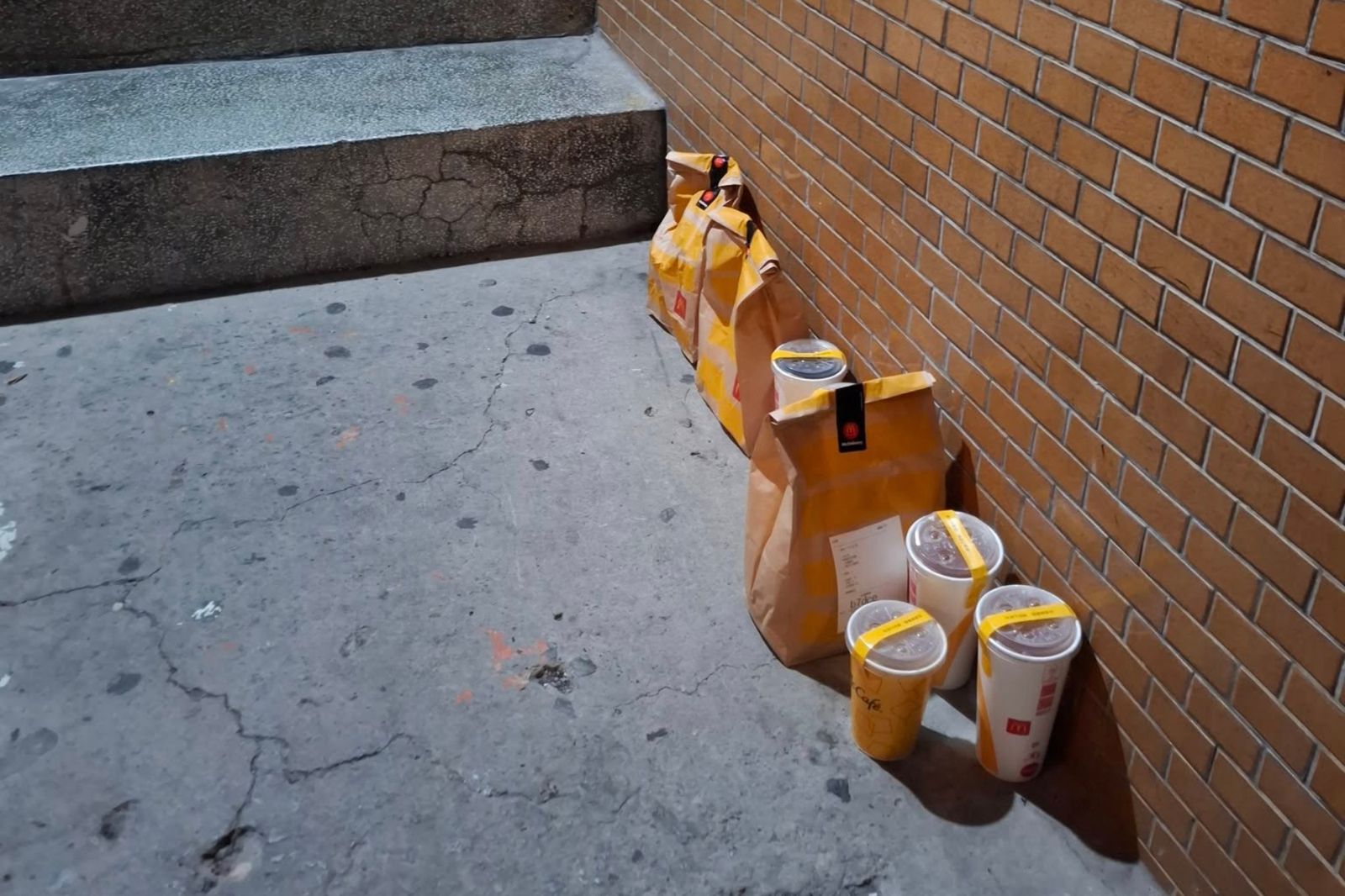 叫外送慘變在地美食!全場秒點「客人1問題」:怪誰啊?