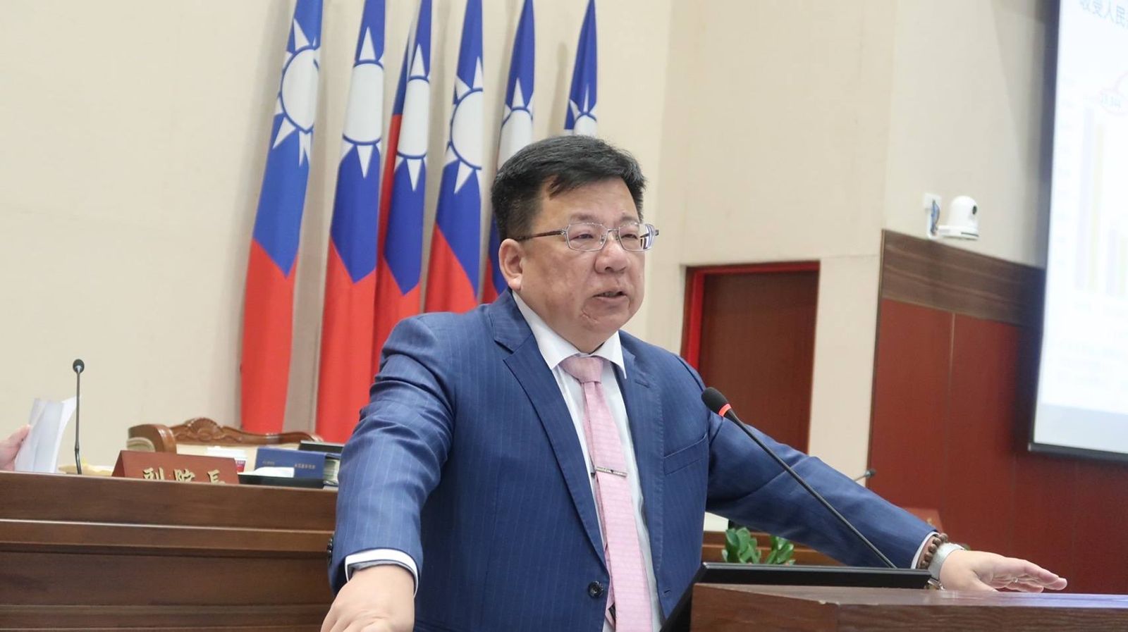 油錢、保險自己出！李俊俋被控公務車送愛犬美容　北檢：無損國庫