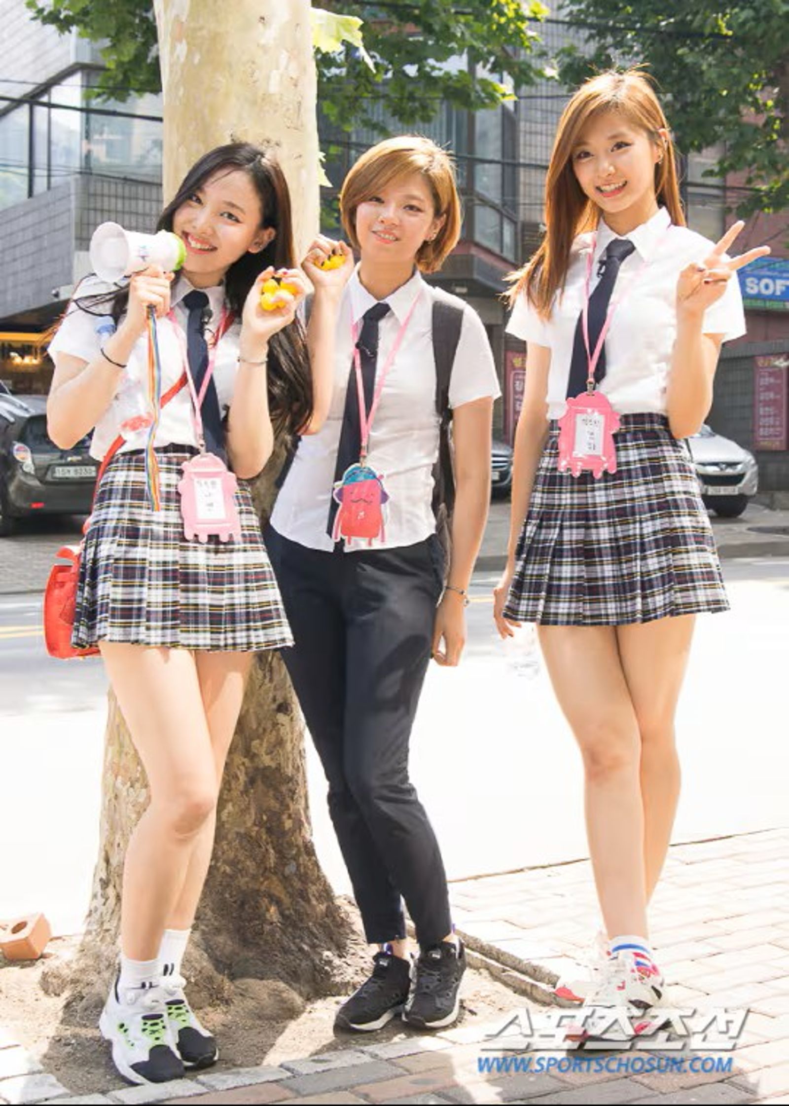 娜璉（左起）出道前曾與定延、子瑜，在首爾弘大鬧區造勢。翻攝體育朝鮮