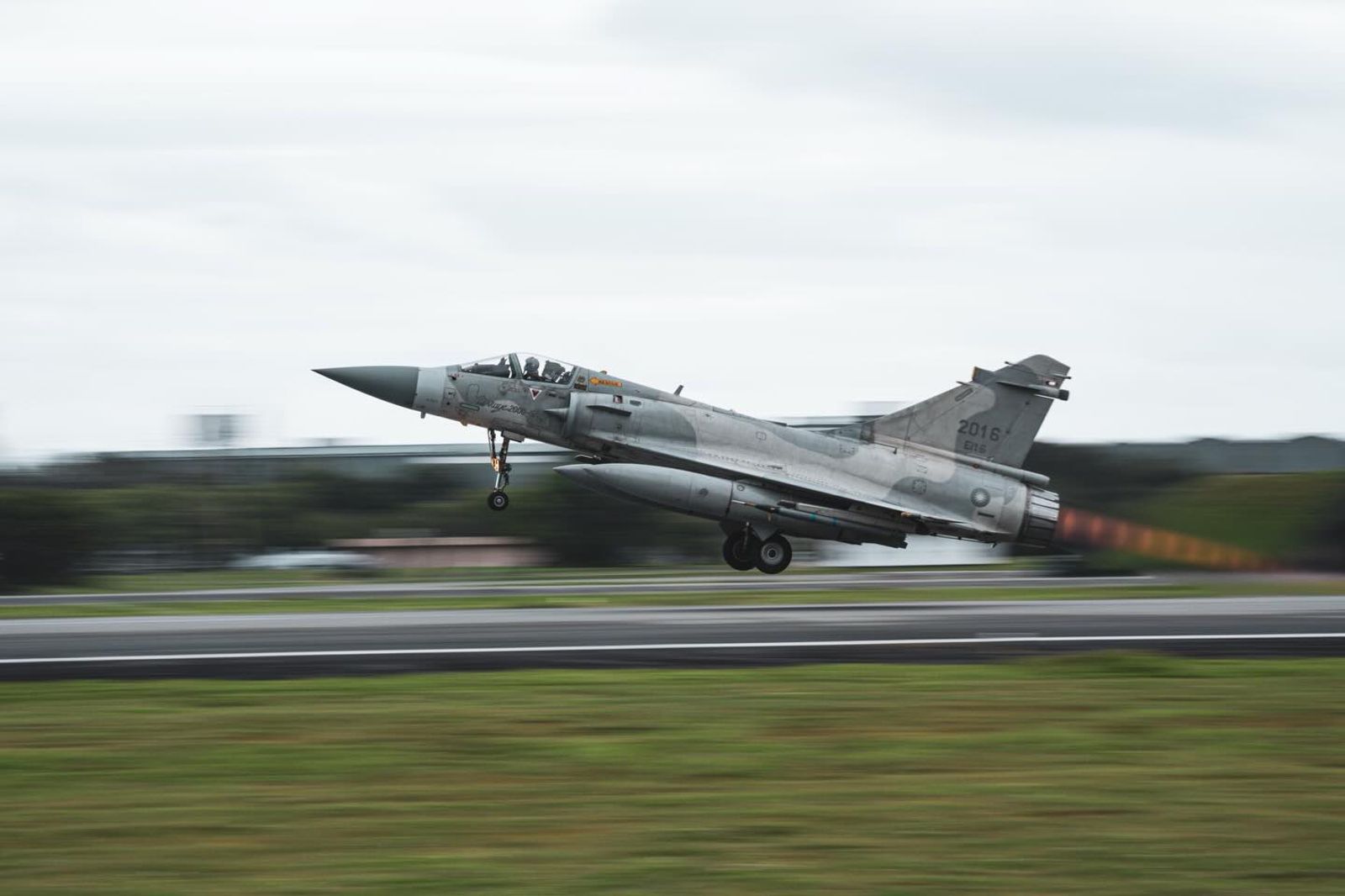 面對中國的威脅，中華民國空軍得隨時升空，護衛台灣海峽的領空、領海。圖／中華民國海軍臉書