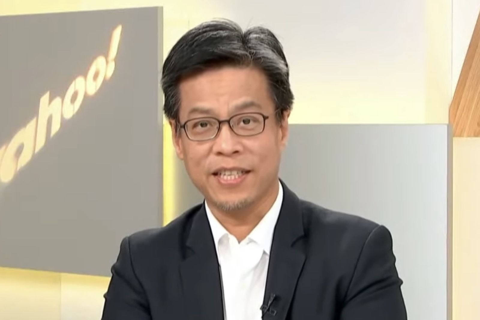 國安會諮詢委員黃重諺日前接受專訪，認為將AIT說法解讀為「台灣地位未定論」，不夠準確。（圖／翻攝「台灣青一色」YT頻道）