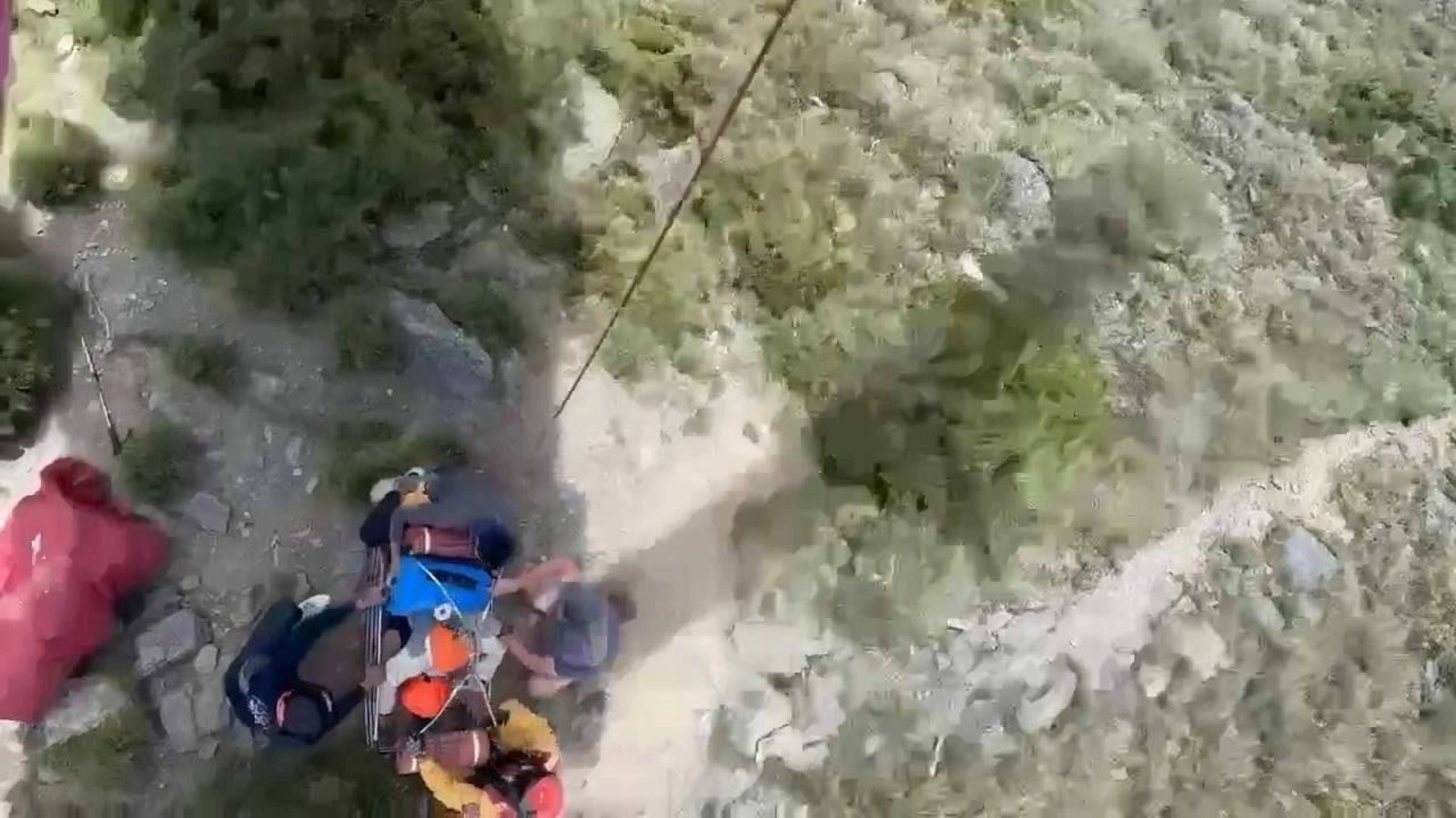 35歲揹工苗栗奇峻山受傷 空勤總隊派直升機吊掛脫困