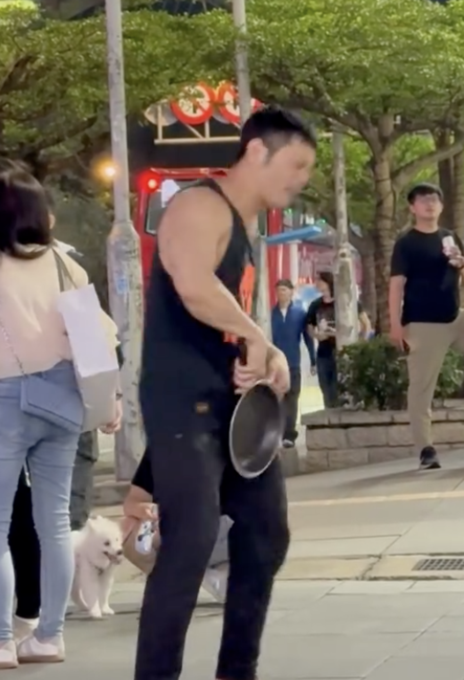 信義區一名網紅自虐表演掀起路人圍觀。圖／翻攝自Threads @andychao0731