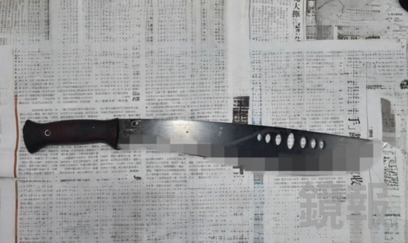 警查扣作案用凶刀。翻攝畫面