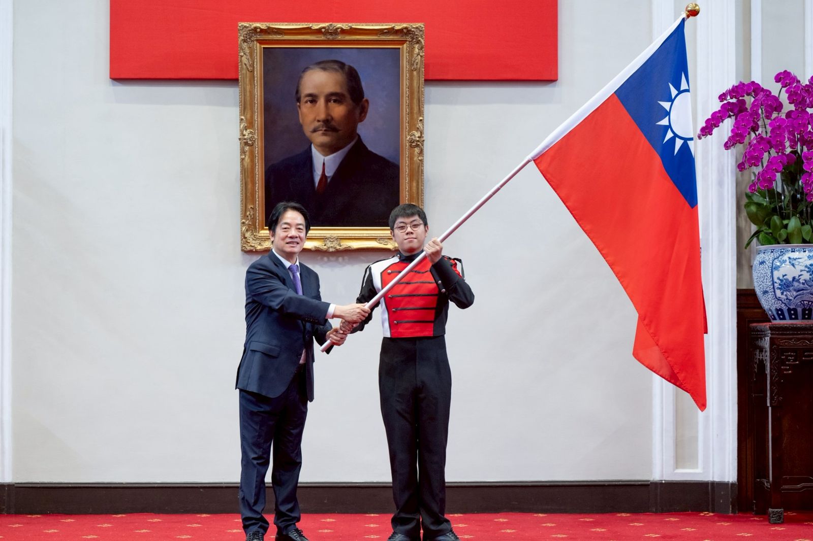賴清德為建中樂旗聯隊授旗　期勉透過技藝交流展現國民外交實力