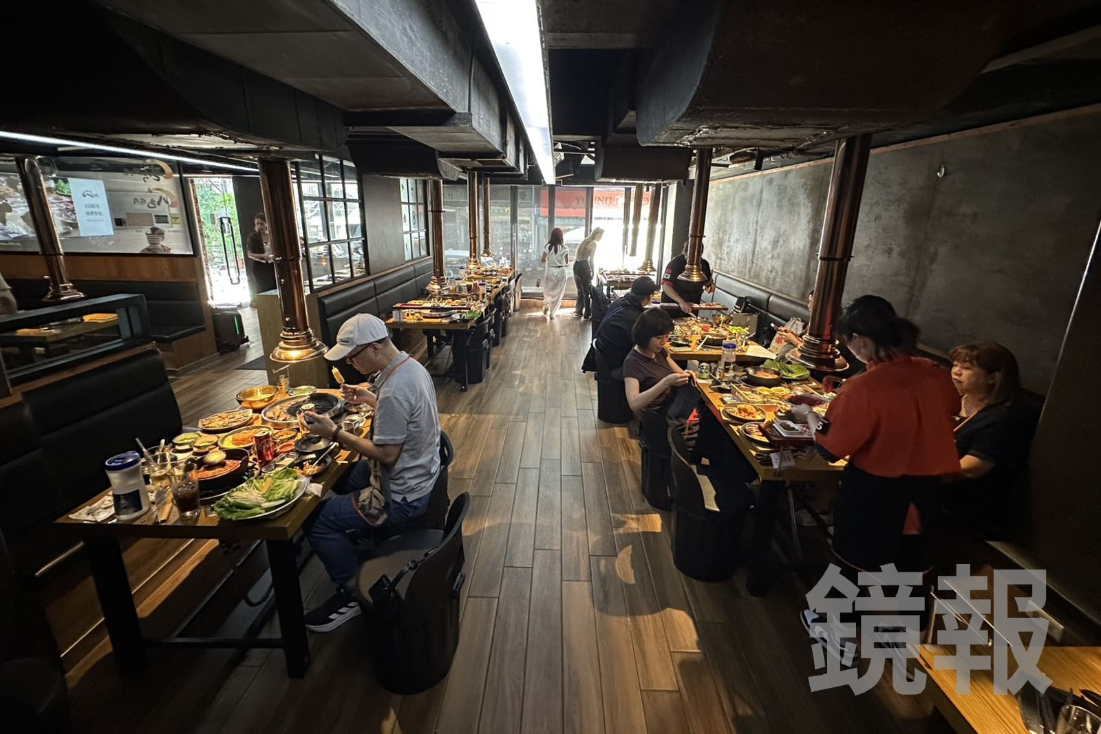 店員會教客人怎麼烤最好吃，讓客人自己動手享受烤肉樂趣。