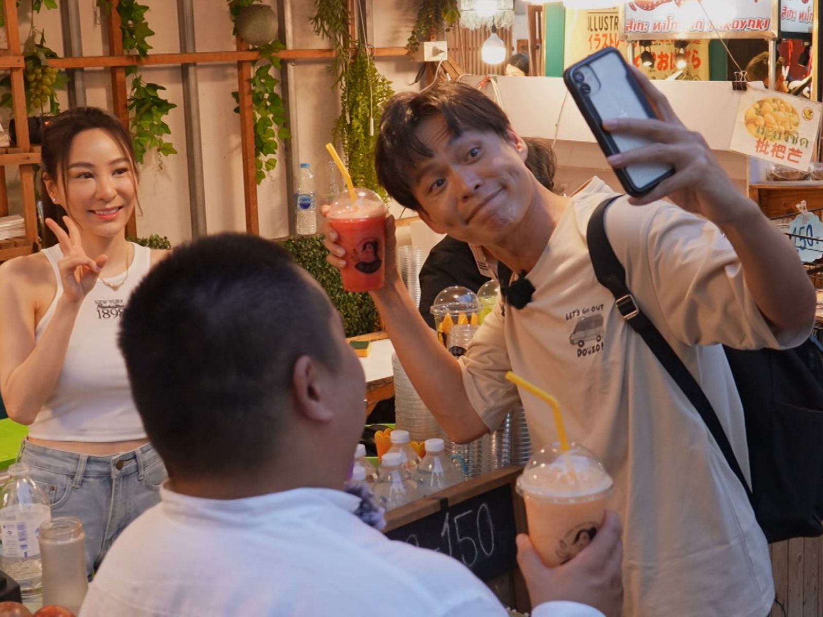 黃鐙輝泰國夜市邂逅「水果西施」雙頰漲紅 現學泰語示愛。公視台語台提供