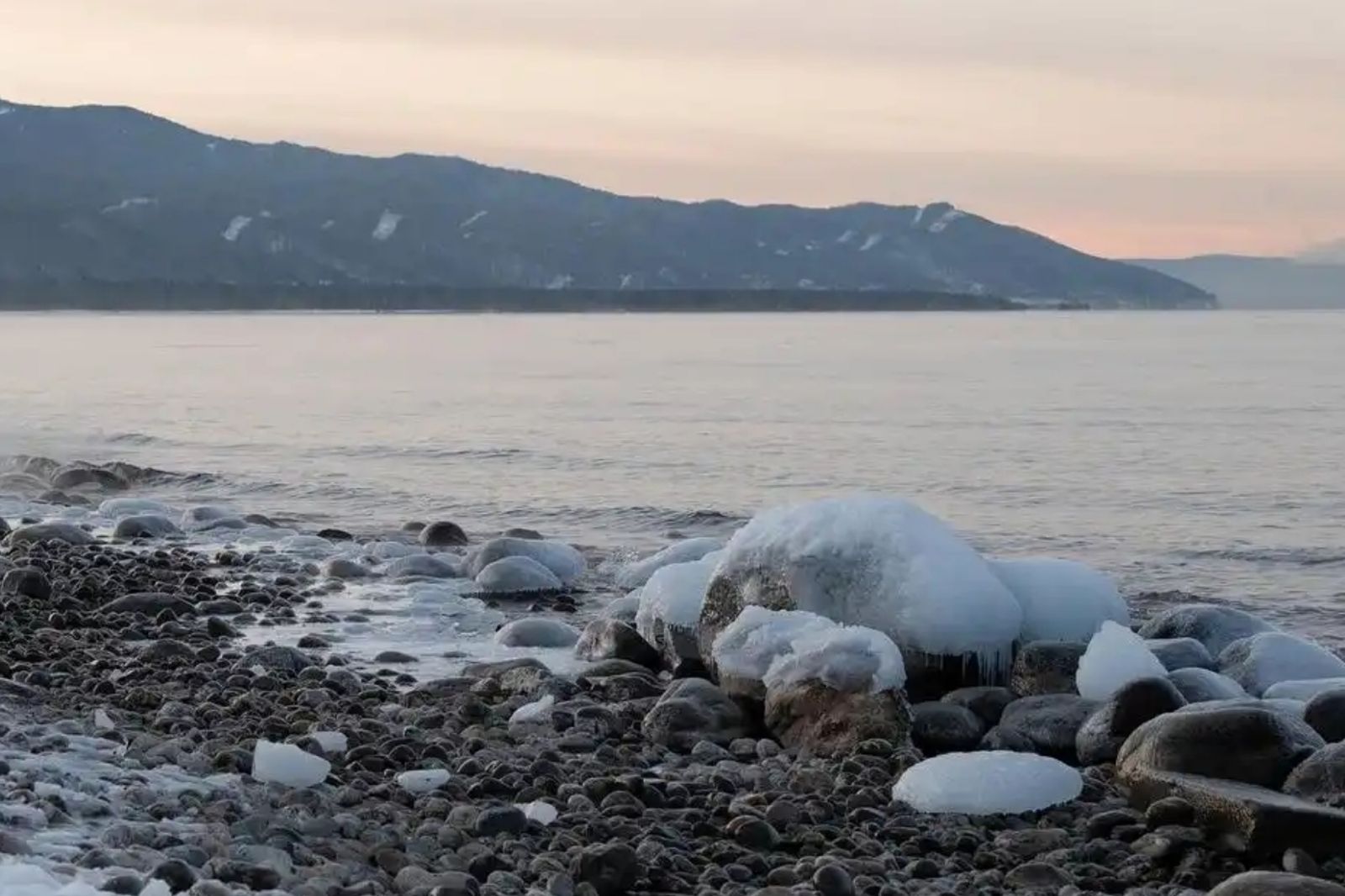 貝加爾湖冰裂！車輛墜湖「7中國遊客身亡」　知情人士：冰面早有裂痕