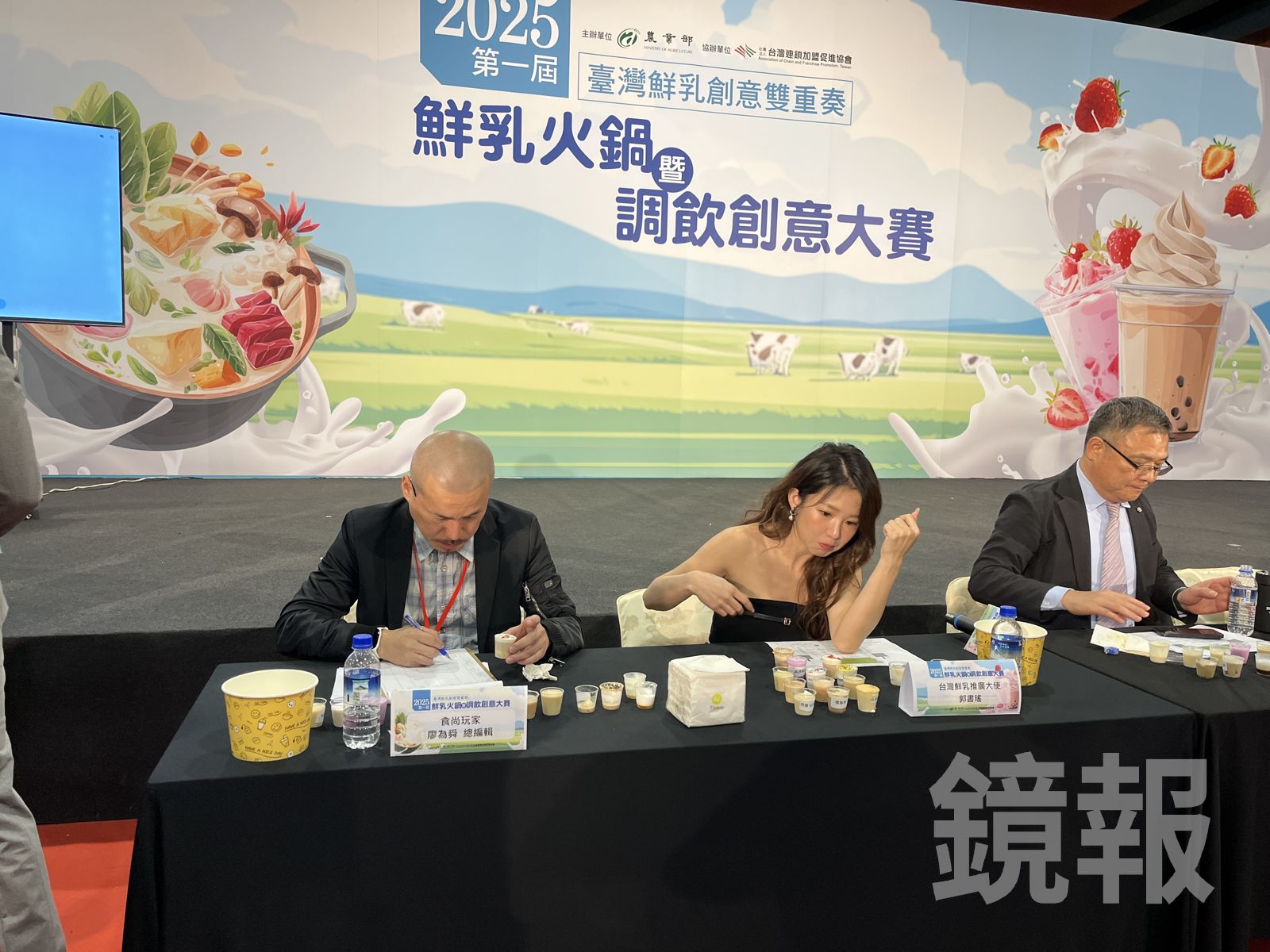 郭書瑤（中）發揮吃貨本色，仔細品嘗10多杯特色調飲。劉慧茹攝