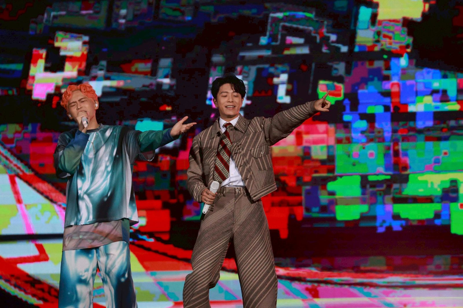 理想混蛋1日攻蛋邀韋禮安同台合唱。劉耀勻攝