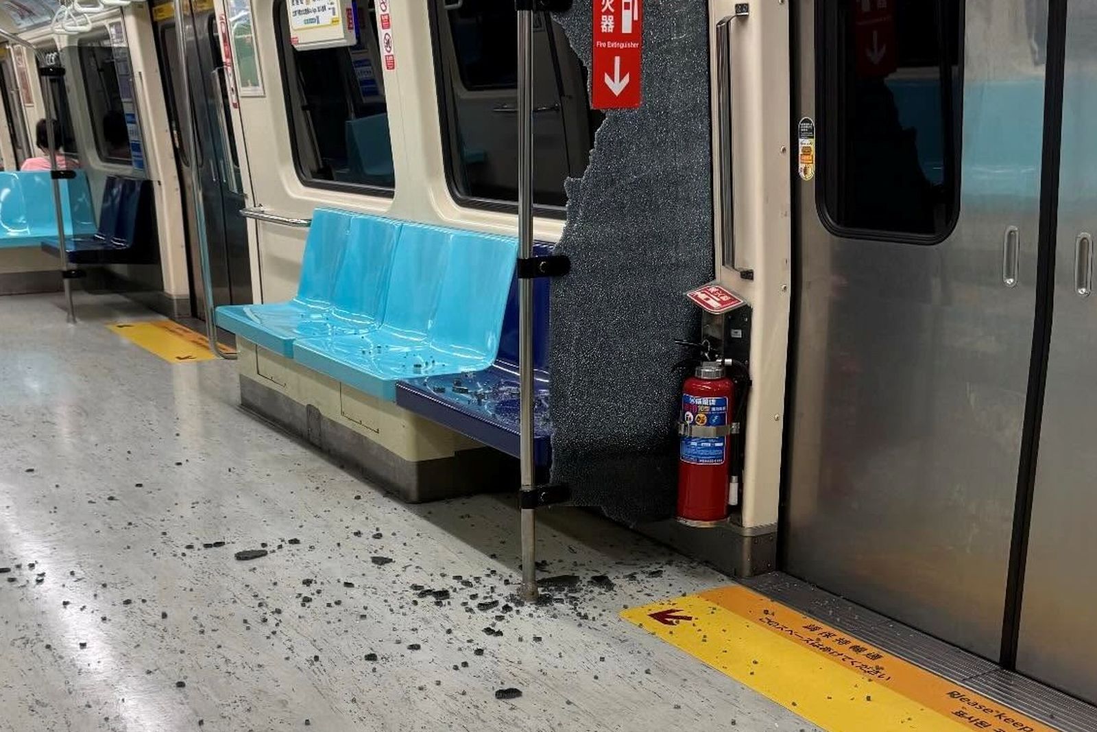 民眾搭乘捷運，車廂內屏風突然破裂，玻璃碎滿地。圖／翻攝自Threads@crazycarven