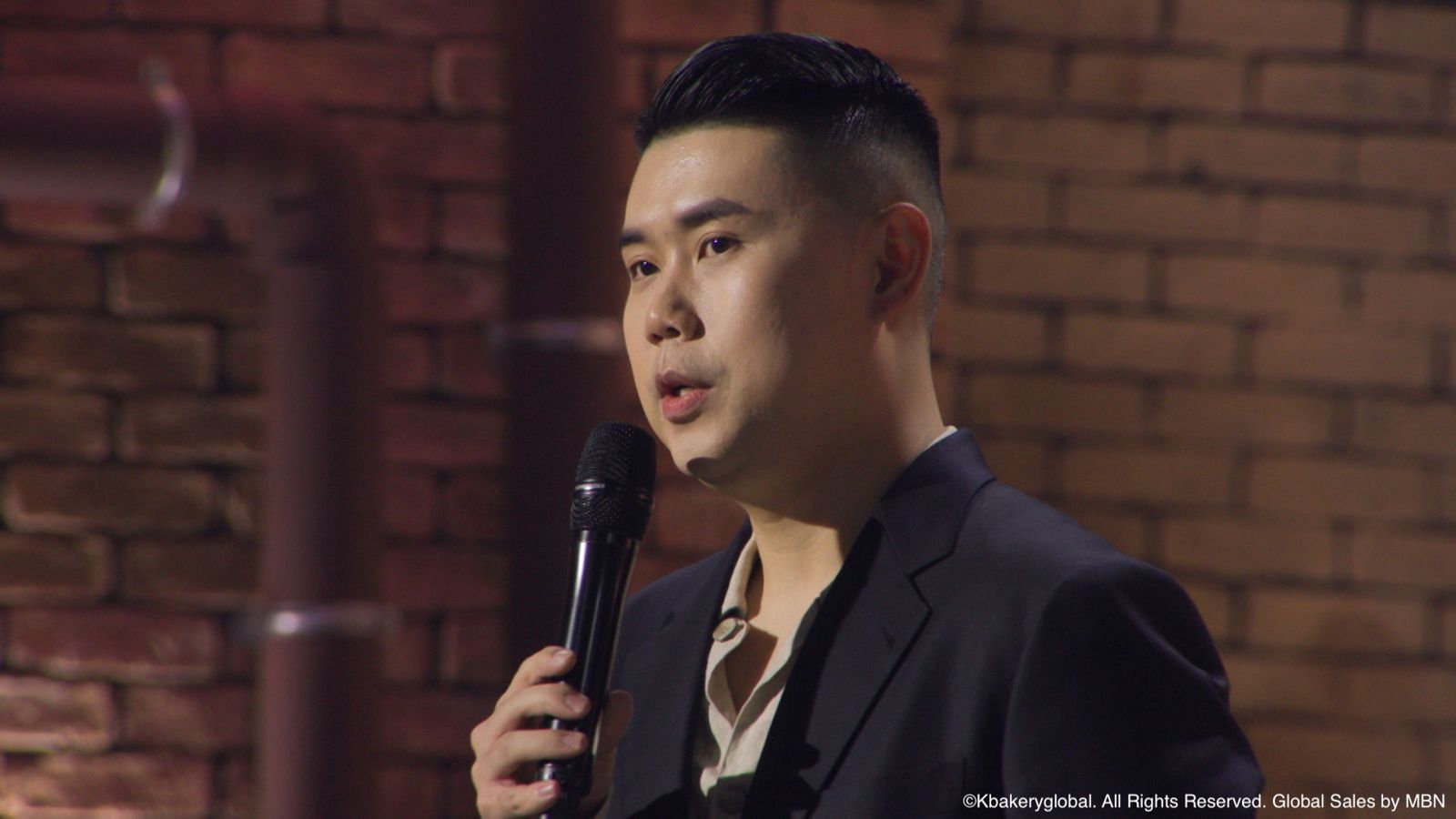 《黑白大廚》第一季冠軍權聖晙擔任評審。Hami Video提供