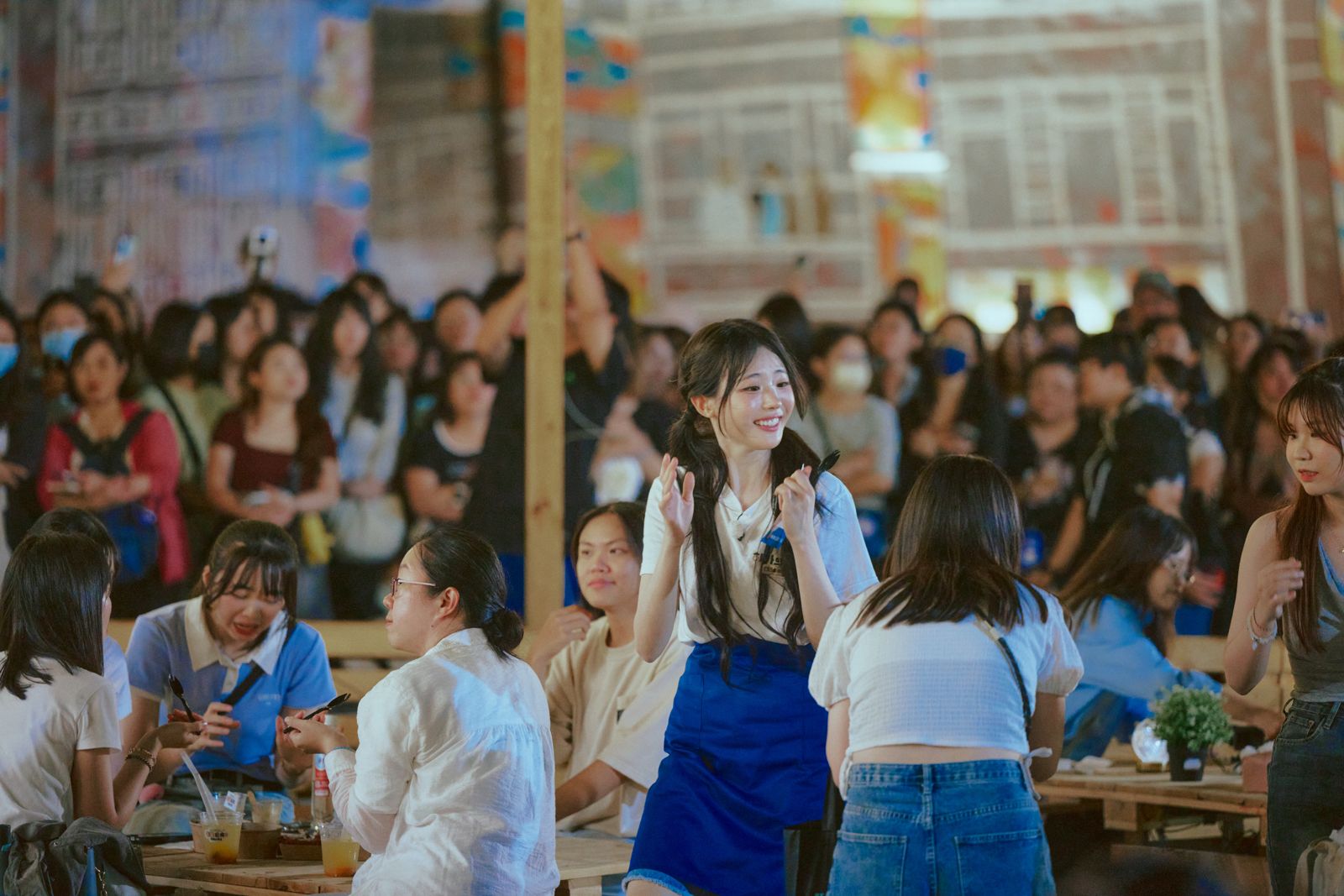 QWER成員Chodan甜美笑容融化許多民眾。客家電視提供