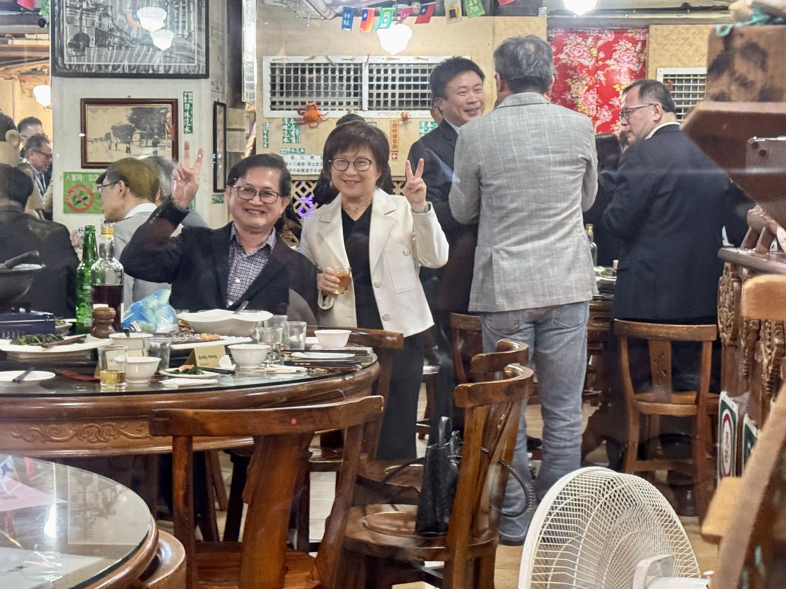 和碩董事長童子賢、緯穎董事長洪麗寧，在兆元宴中開心合照。（圖／讀者提供）