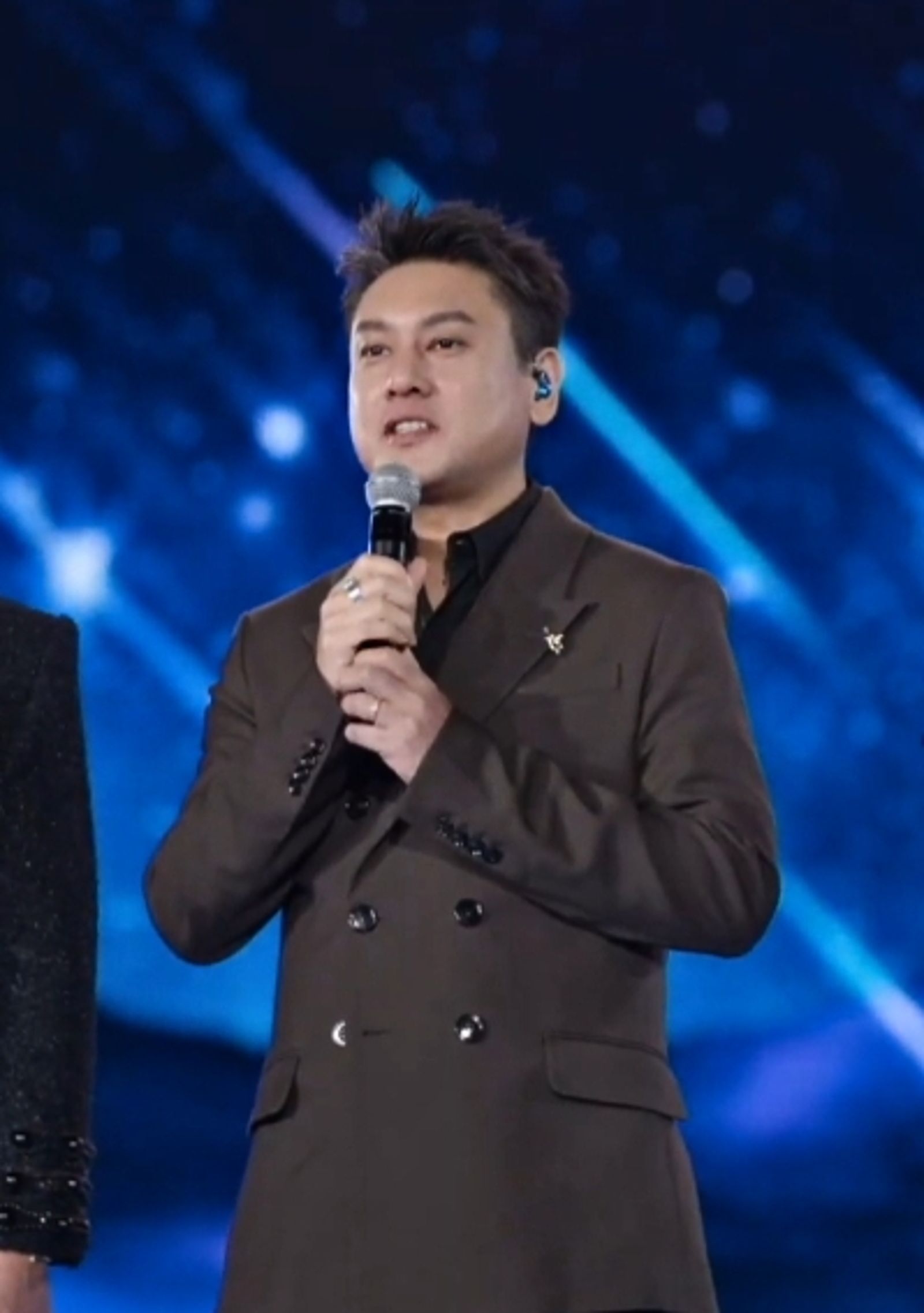 朱孝天曾走過獨自抗病低潮。翻攝相信音樂提供影片