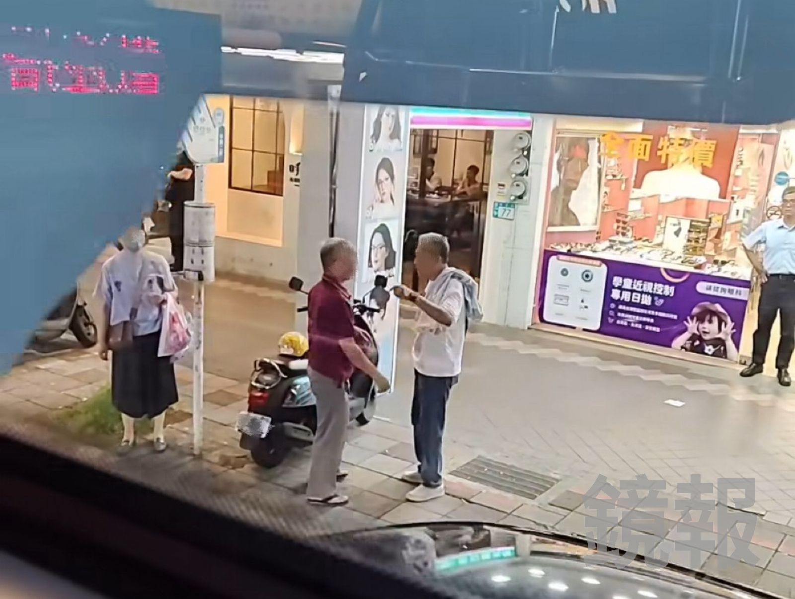 等車民眾將擋車男拉到路邊安撫情緒。翻攝畫面