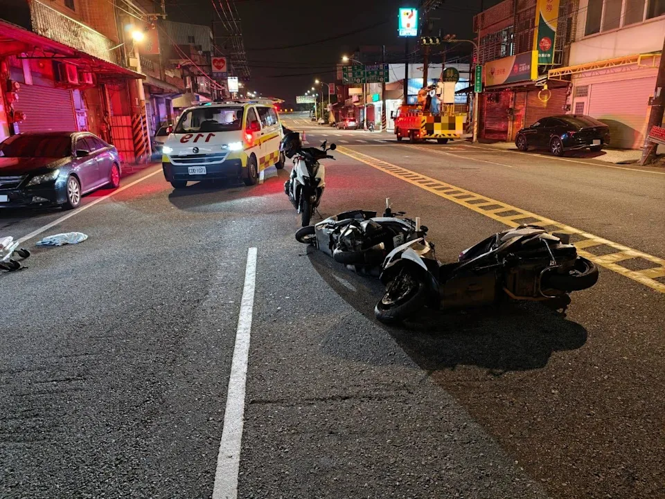兩名女騎士疑遭電線勒脖摔車。翻攝畫面