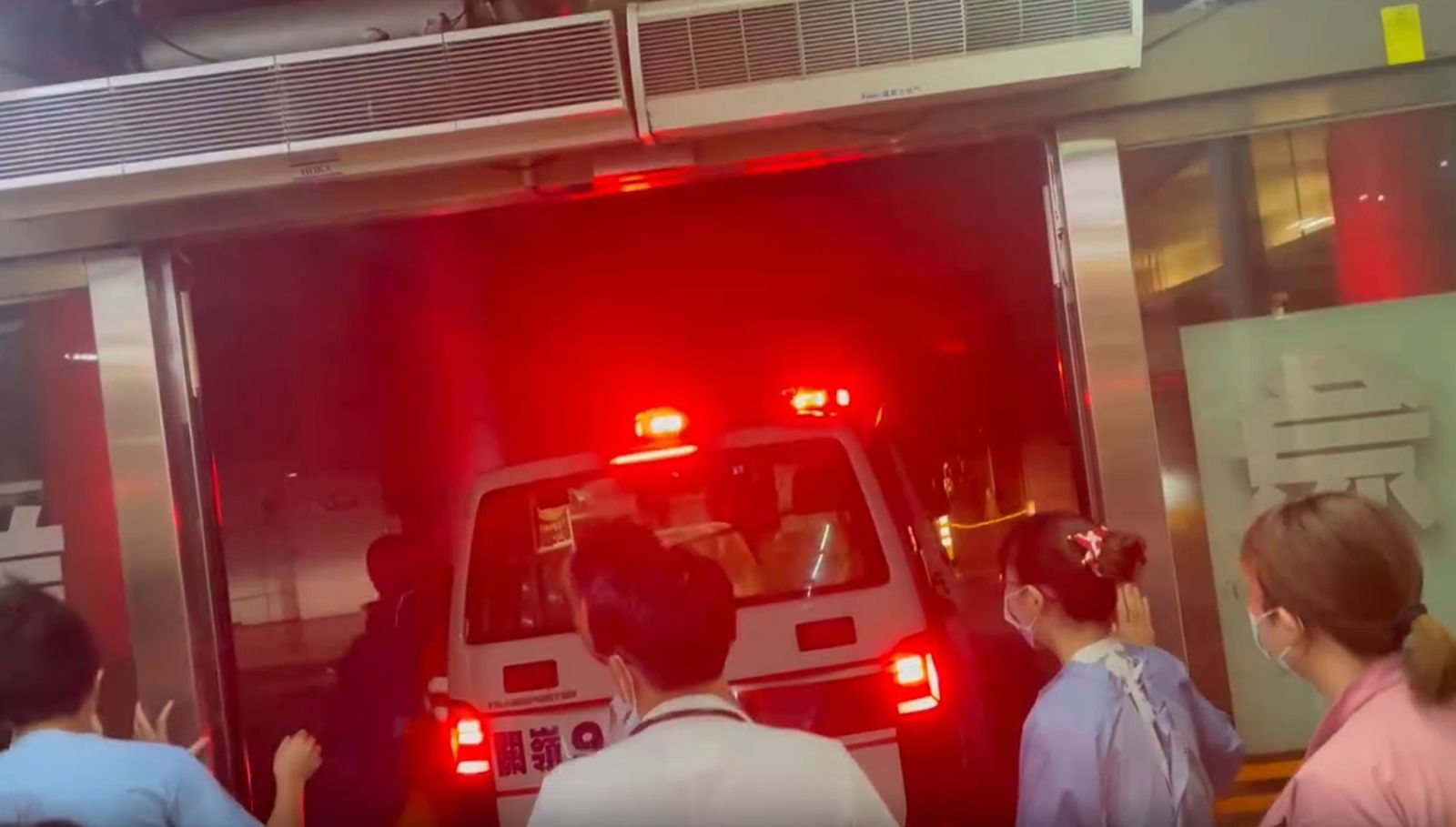 急救人員以肉身擋車。圖／翻攝自FB／爆料公社