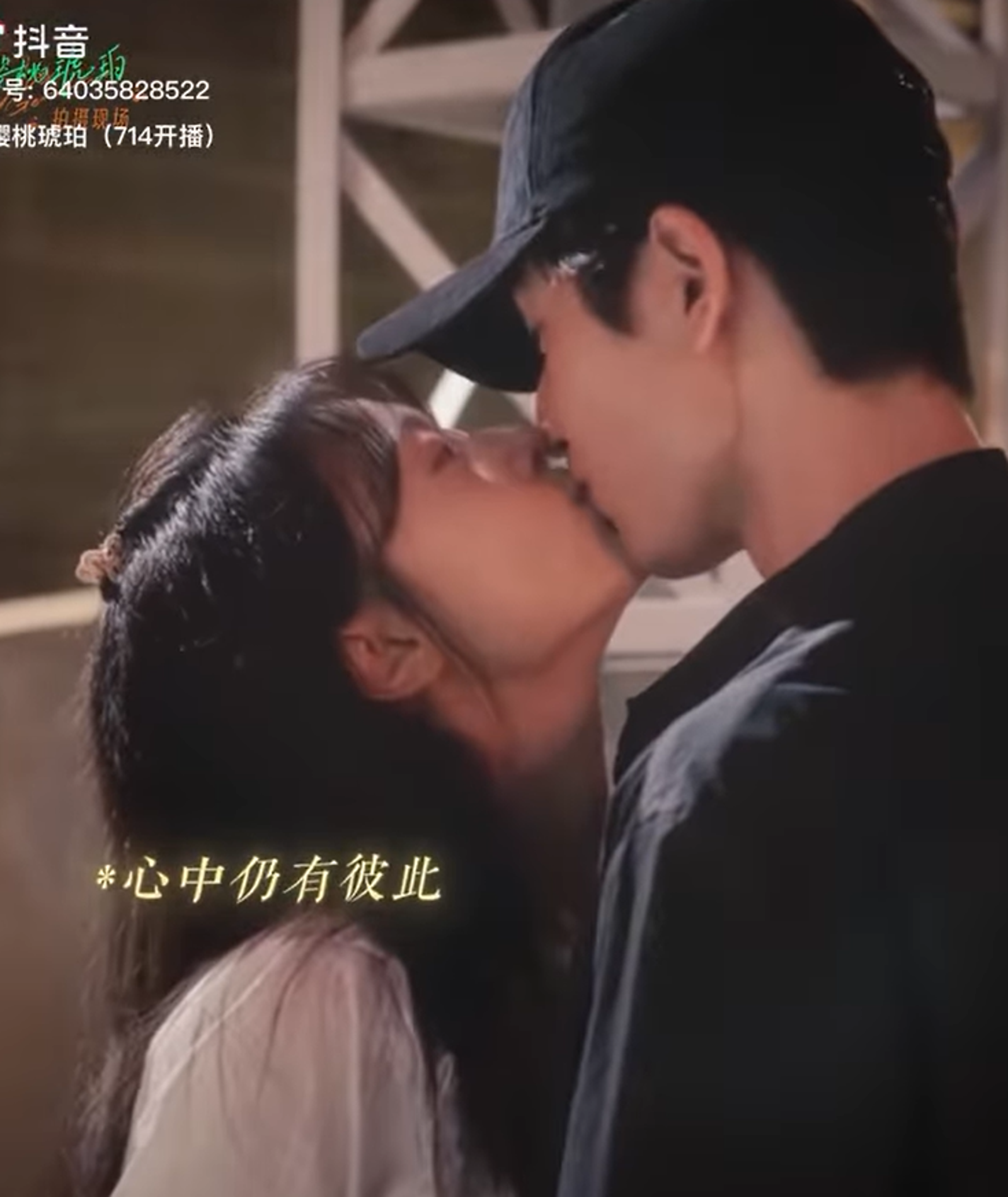 張凌赫（右）、趙今麥（左）主演青春愛情陸劇《櫻桃琥珀》釋出花絮。翻攝張凌赫IG