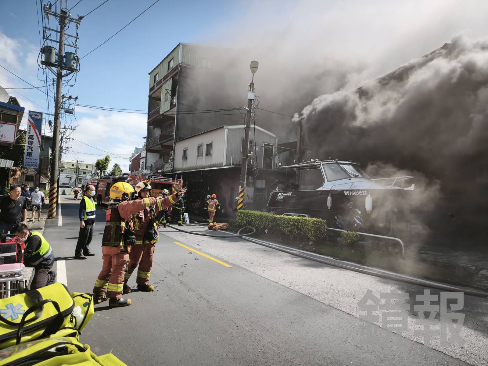 樹林工廠火警現場濃煙直竄天際,消防局已派遣超過百人馳援。翻攝畫面