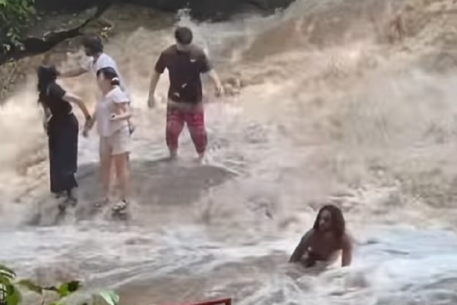 不要鐵齒!遊客戲水自拍未注意警告 遇山洪爆發被沖走險變水鬼