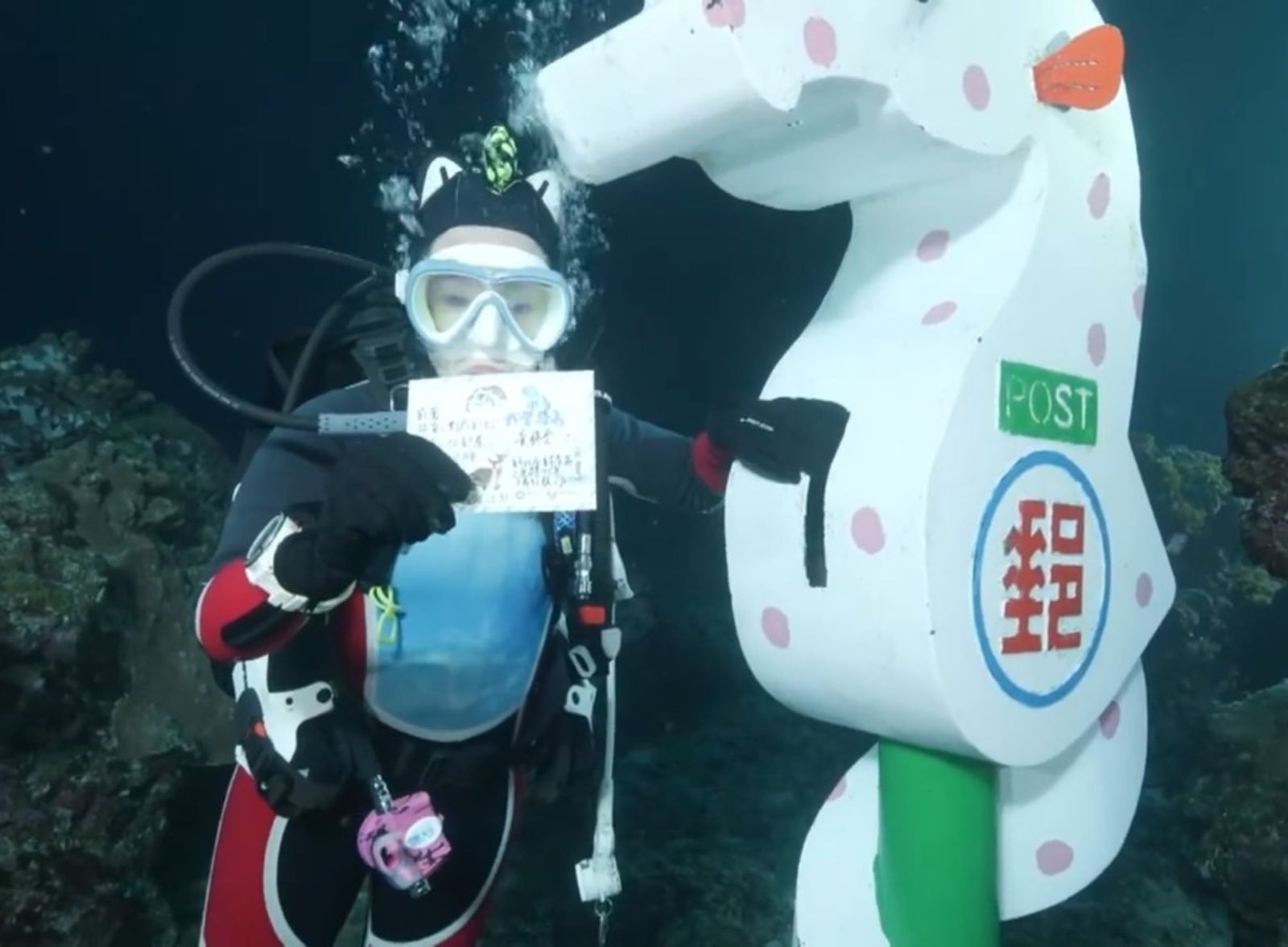 錦雯推薦去綠島海陸倒數跨年,寄張明信片給自己。民視提供