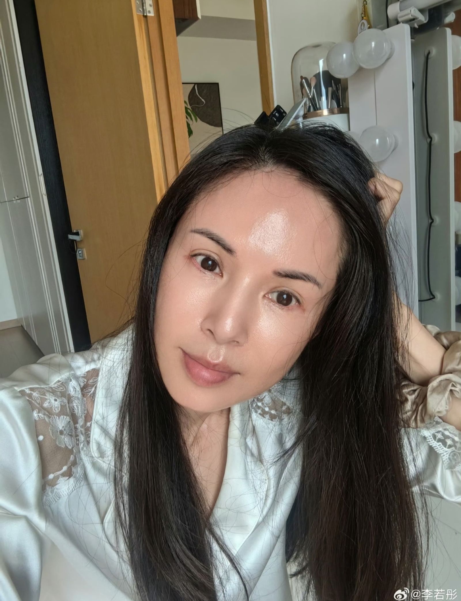 李若彤分享在自家豪宅裡的照片,生活過得相當不錯。翻攝李若彤微博