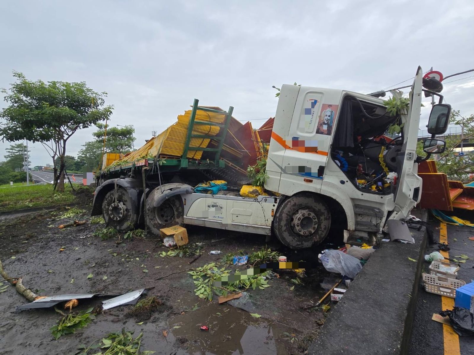 載木半聯結車猛撞國1大林交流道 駕駛飛出「趴變形車頭」命危
