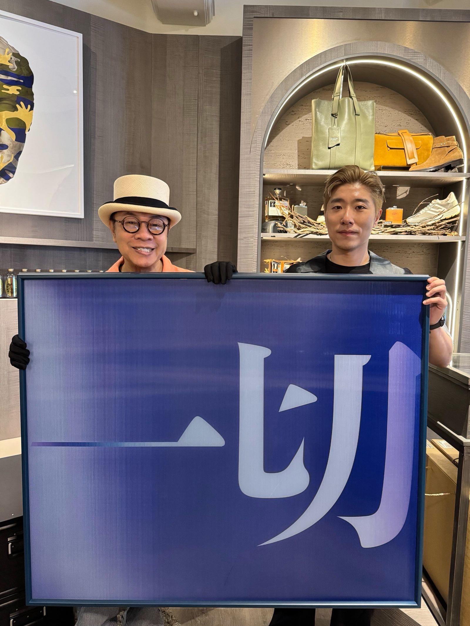 蔡康永（左）辦展選擇潮洋行，主理人郭仲津（右）驚呼他魅力驚人，粉絲都是年輕人。潮洋行提供