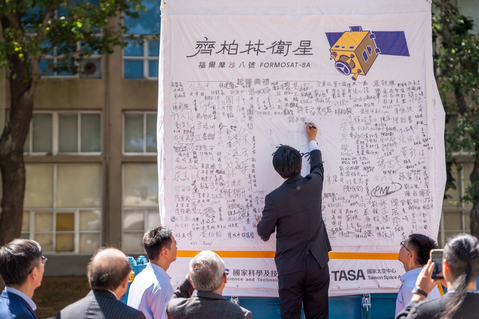 總統賴清德在準備起運的福衛八號簽名,祝升空順利。圖/陳宏銘攝