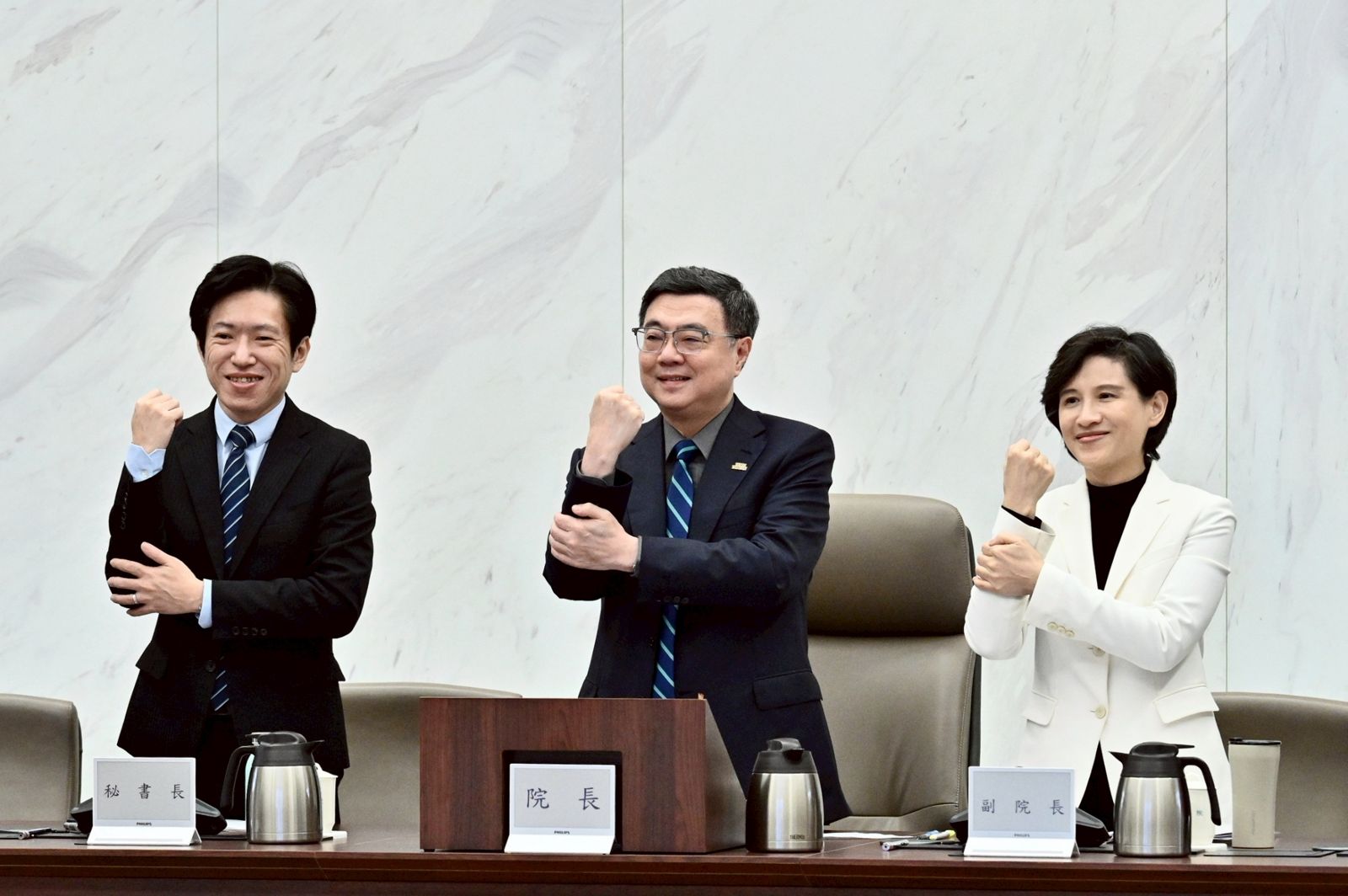 WBC開打！行政院三長「抓手腕」加油　卓榮泰：不能只有贏球才愛Team Taiwan